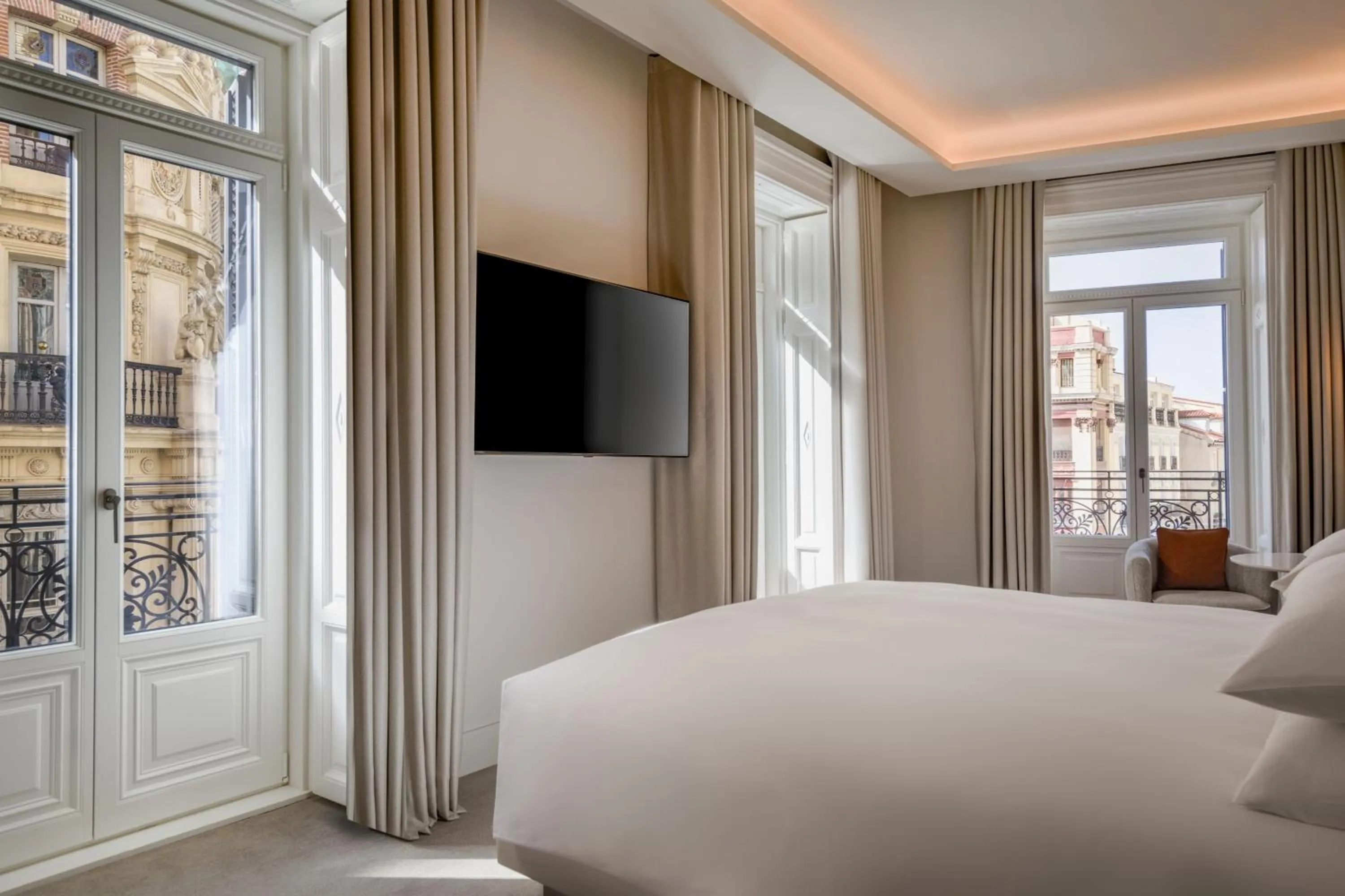 Photo of the whole room, Bed in JW Marriott Hotel Madrid