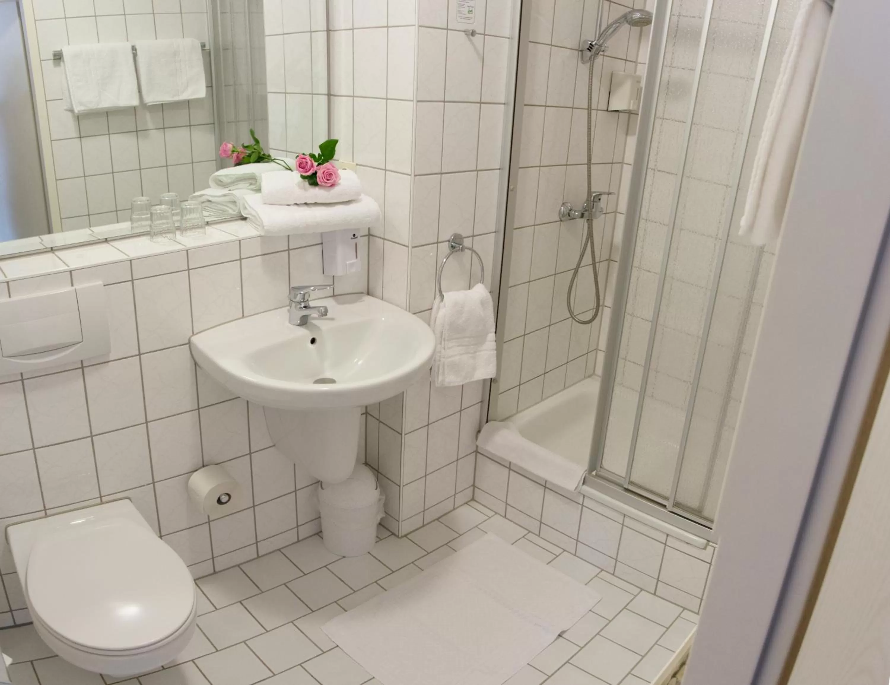 Bathroom in astral'Inn Leipzig Hotel & Restaurant