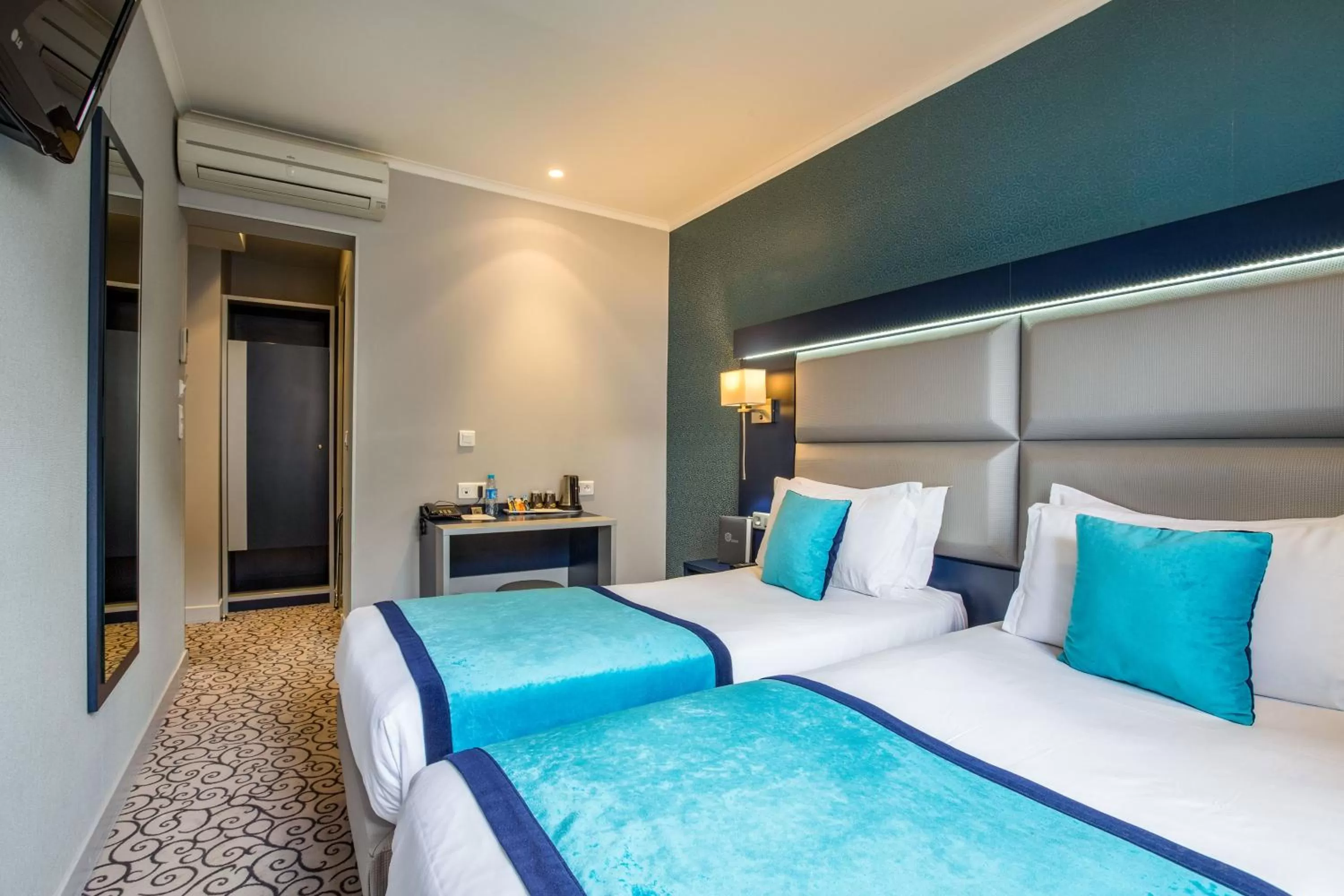 Photo of the whole room, Bed in Prince Albert Montmartre