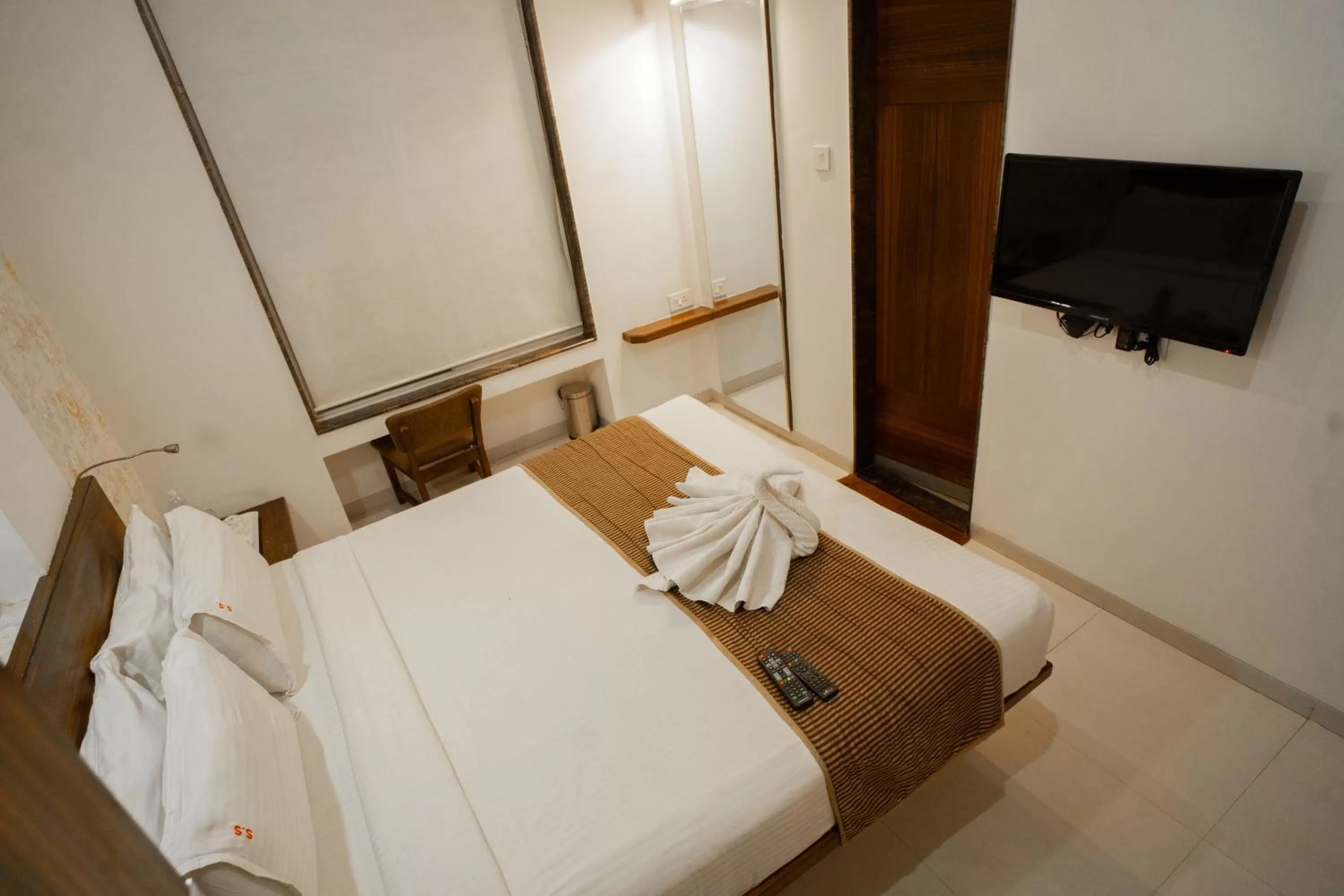 TV and multimedia, Bed in Hotel SRI SRI EXECUTIVE KOLHAPUR NEAR MAHALAXMI TEMPLE