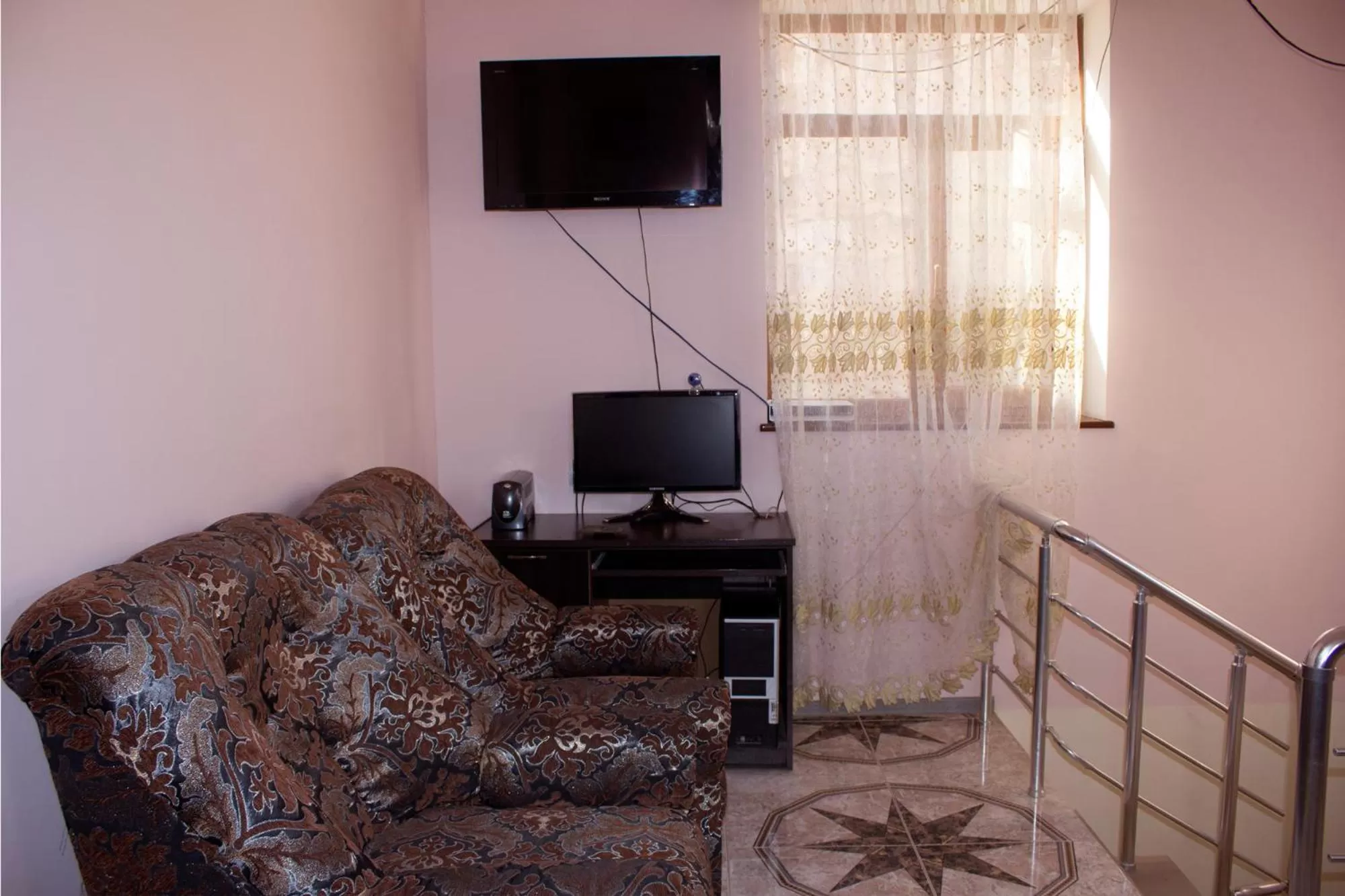 Communal lounge/ TV room in Tatev Shinuhayr Hotel'