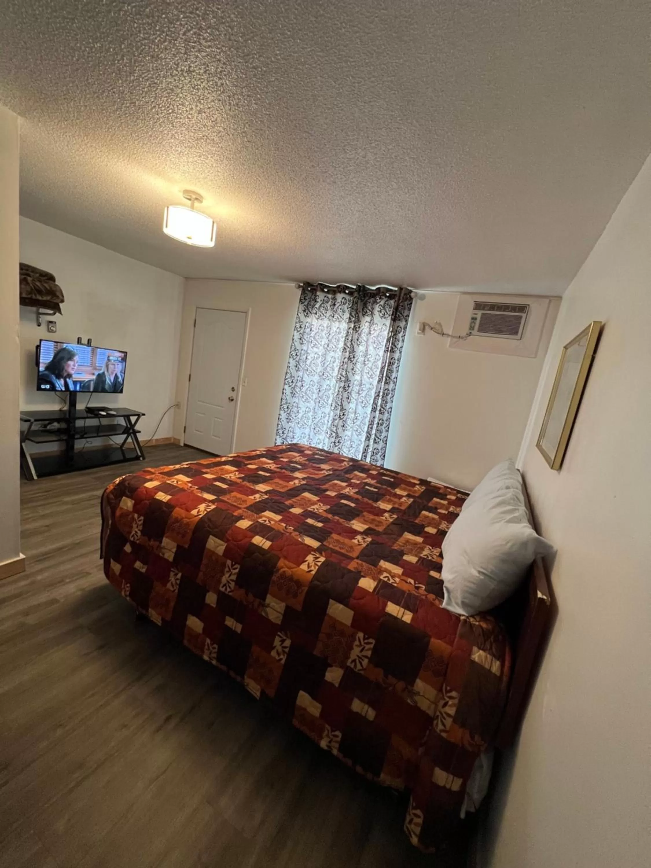 Photo of the whole room, Bed in Liberty Motel