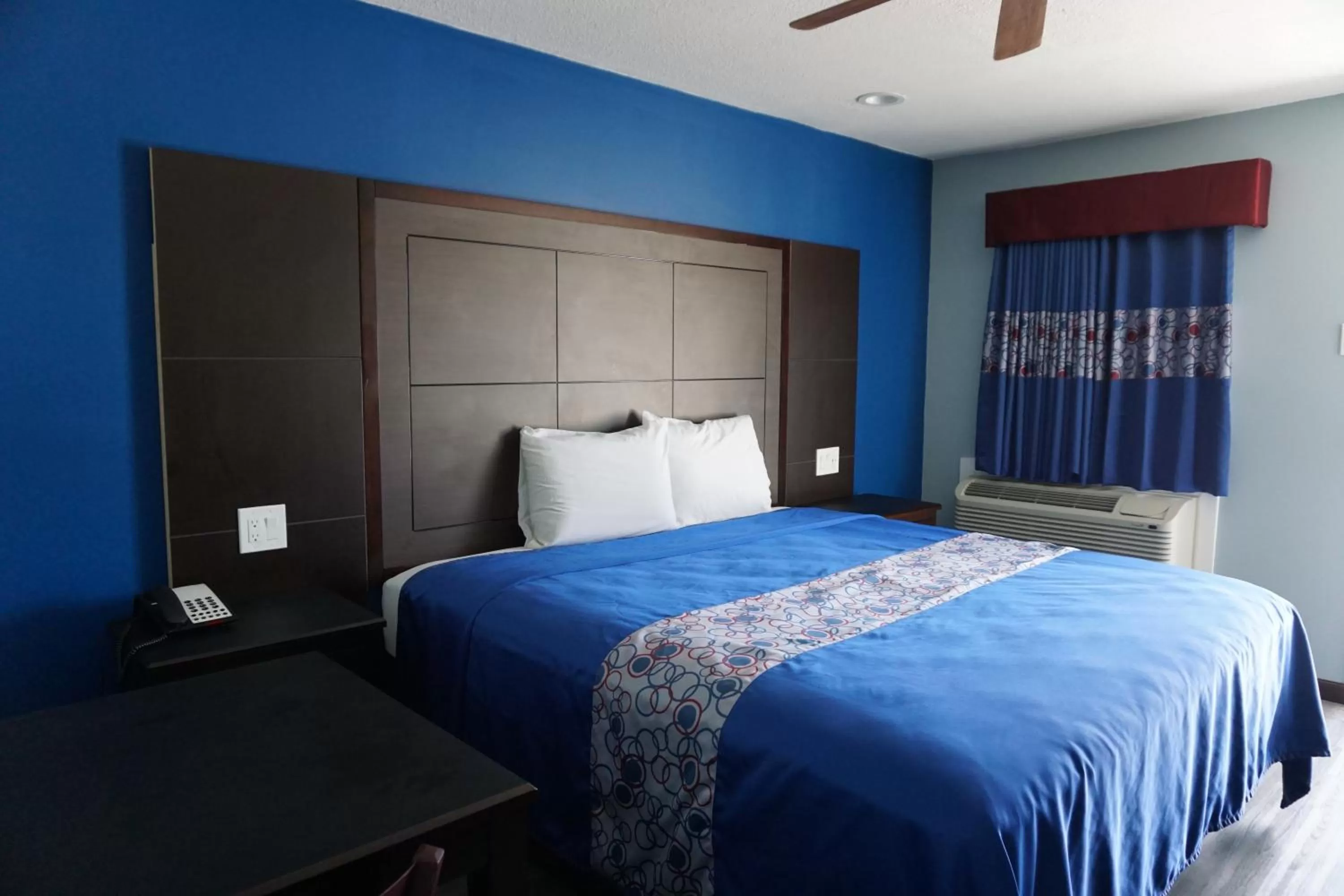 Photo of the whole room, Bed in Star Light Inn