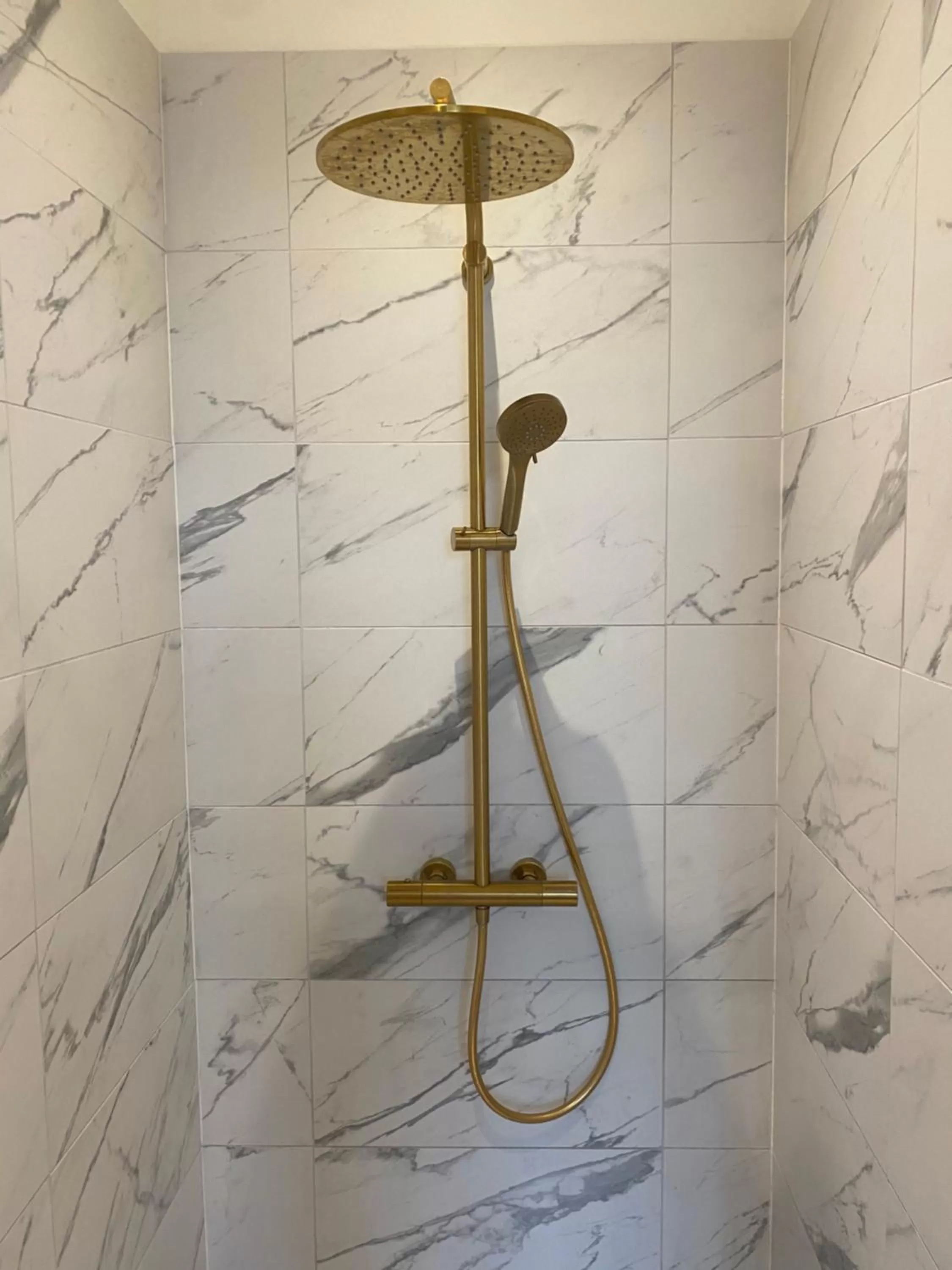 Shower in Vondelpark Suite