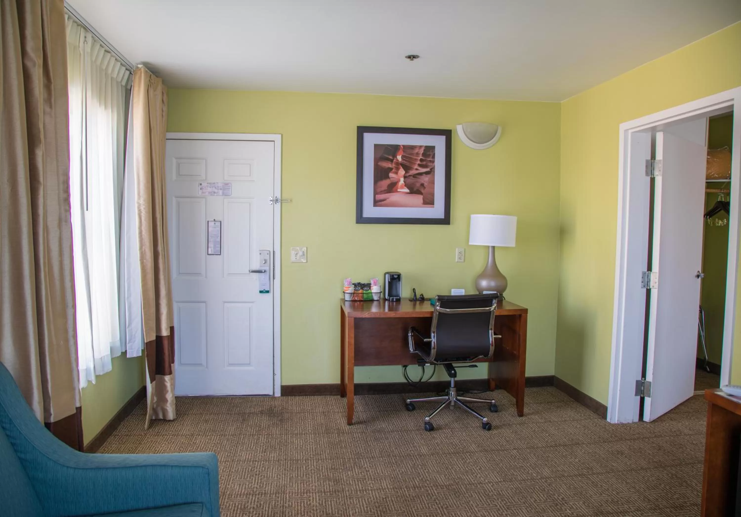 Living room in Quality Inn Merced Gateway to Yosemite