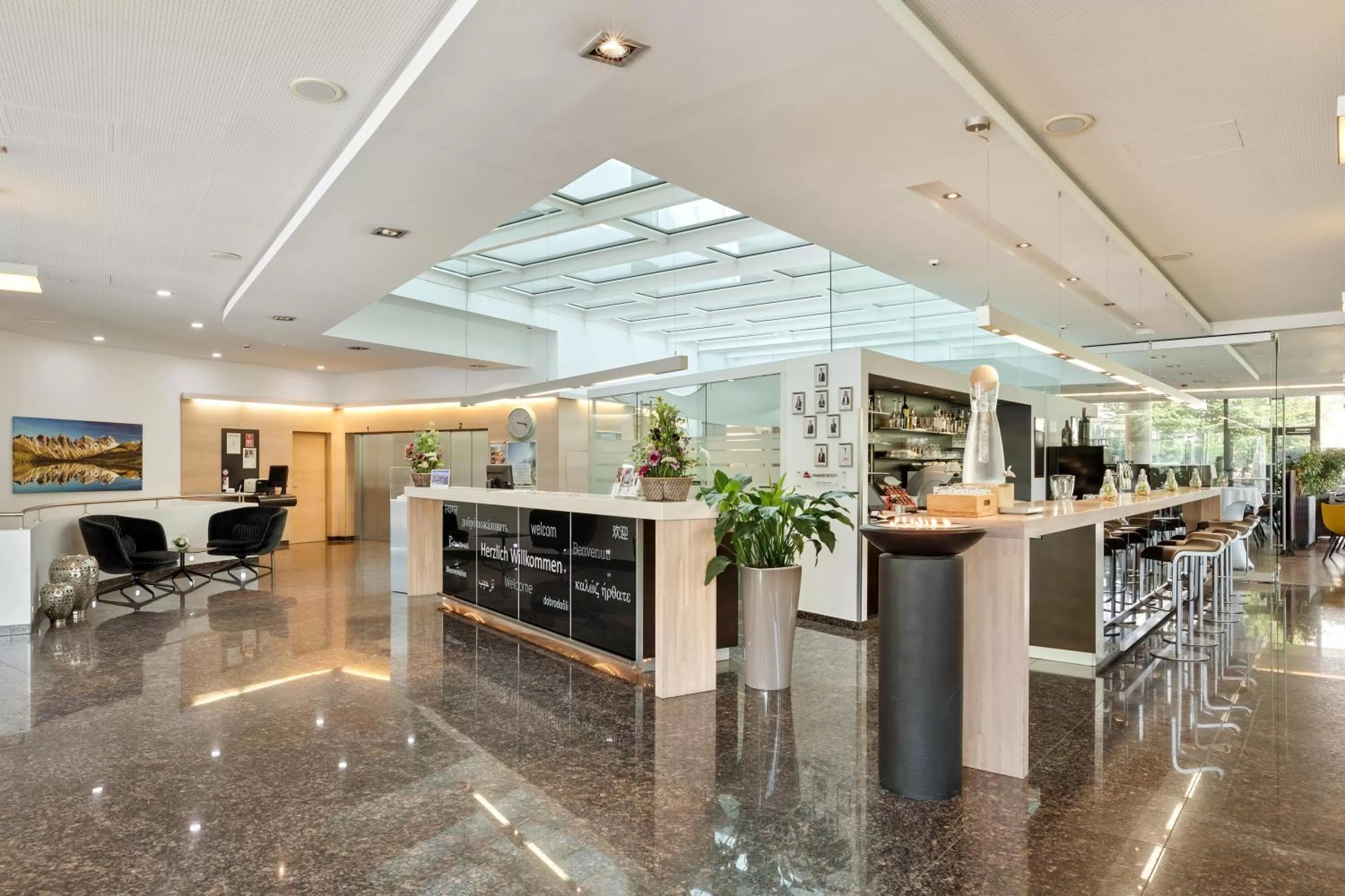 Lobby or reception in Austria Trend Hotel Congress Innsbruck