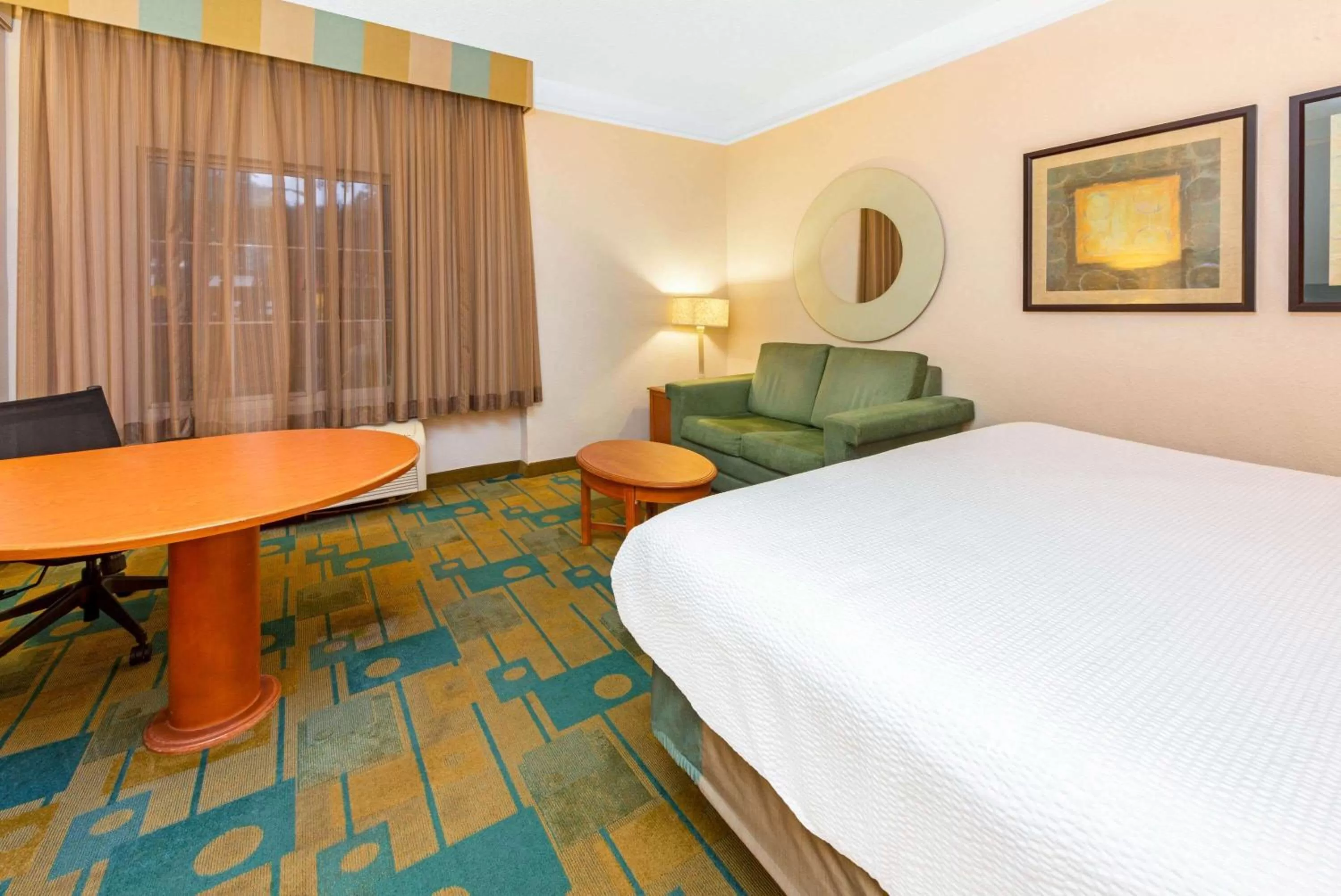 Photo of the whole room, Bed in La Quinta by Wyndham USF (Near Busch Gardens)