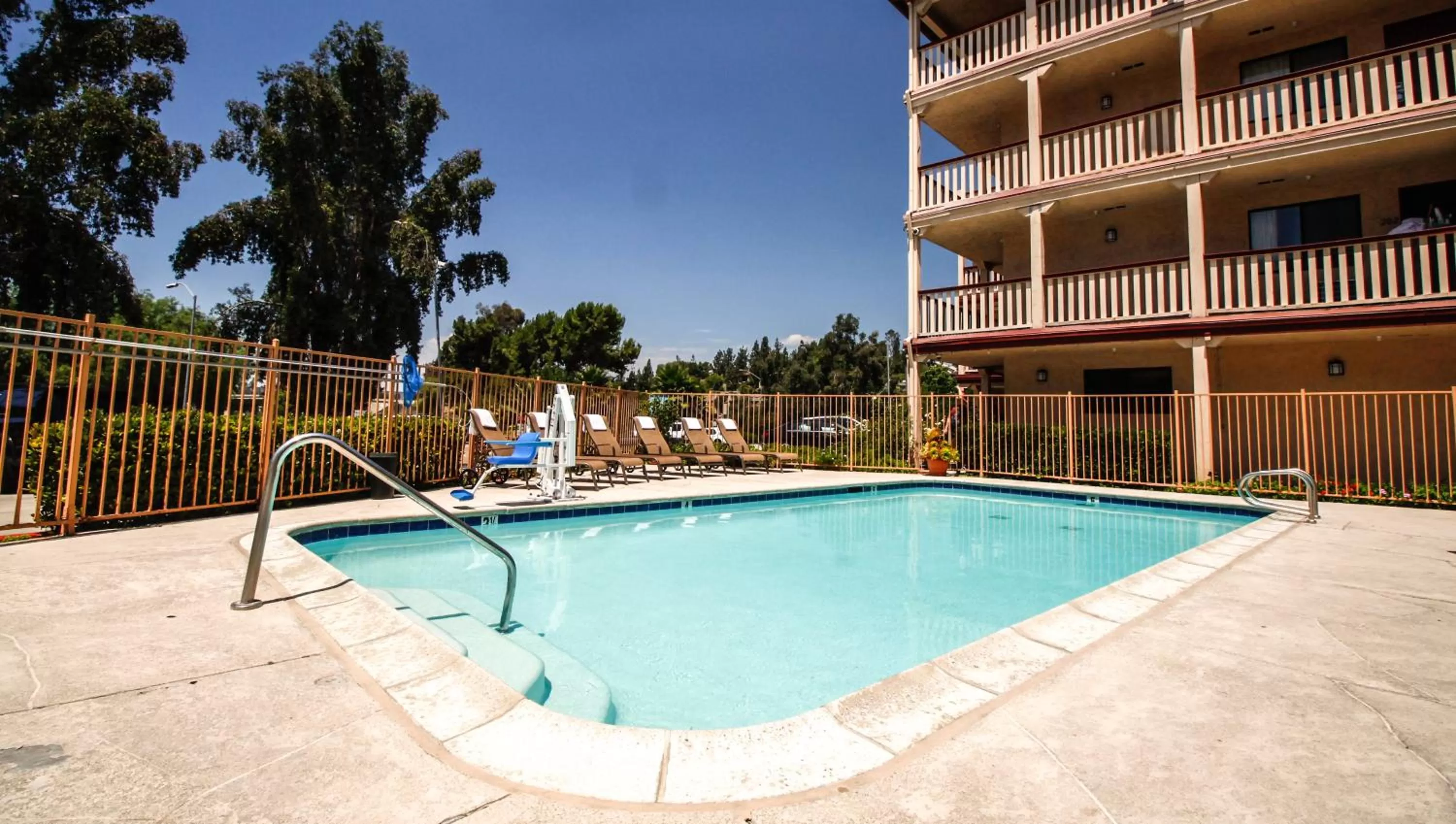 Swimming pool in Heritage Inn La Mesa