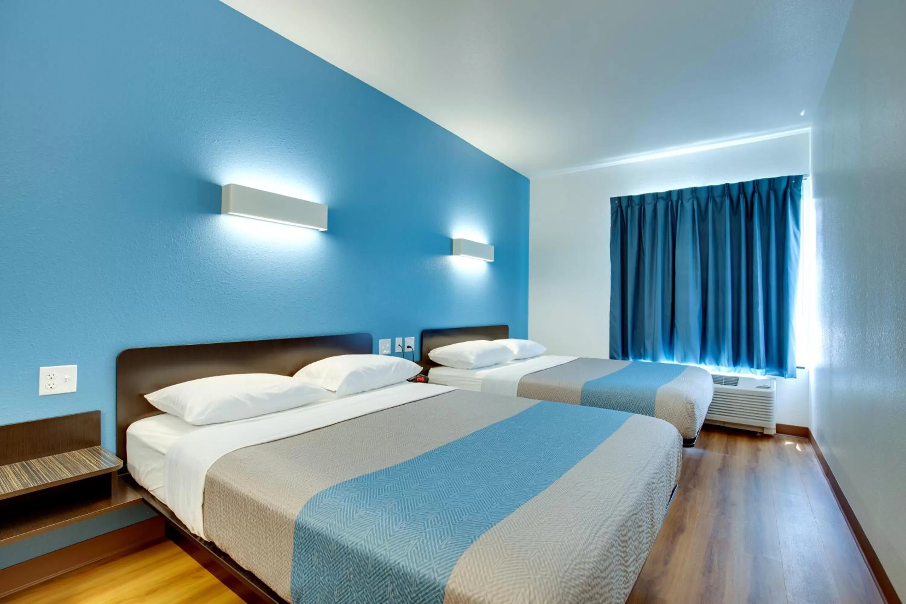 Bedroom, Bed in Motel 6 Poplar Bluff, MO