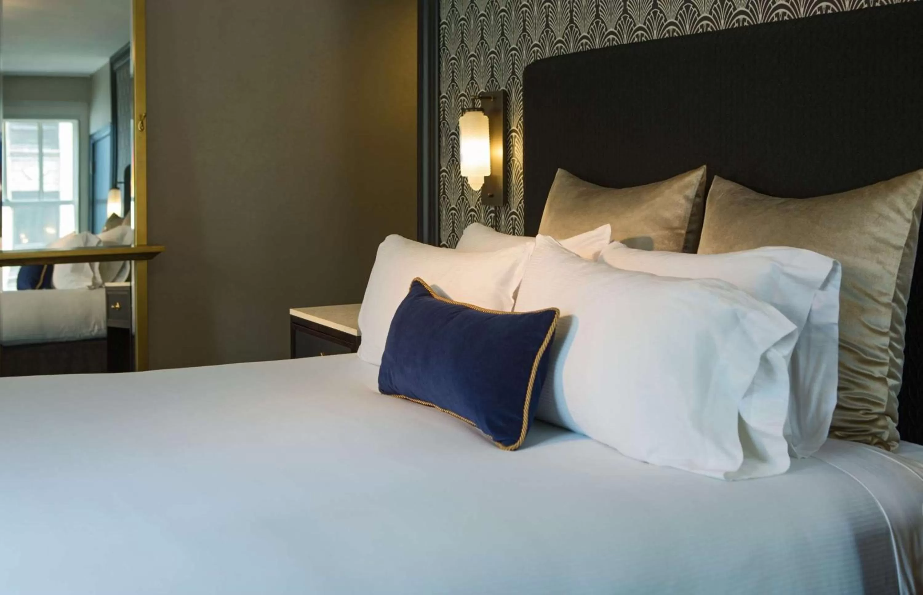 One-Bedroom King Suite with Tub - Mobility Accessible in The Allegro Royal Sonesta Hotel Chicago Loop