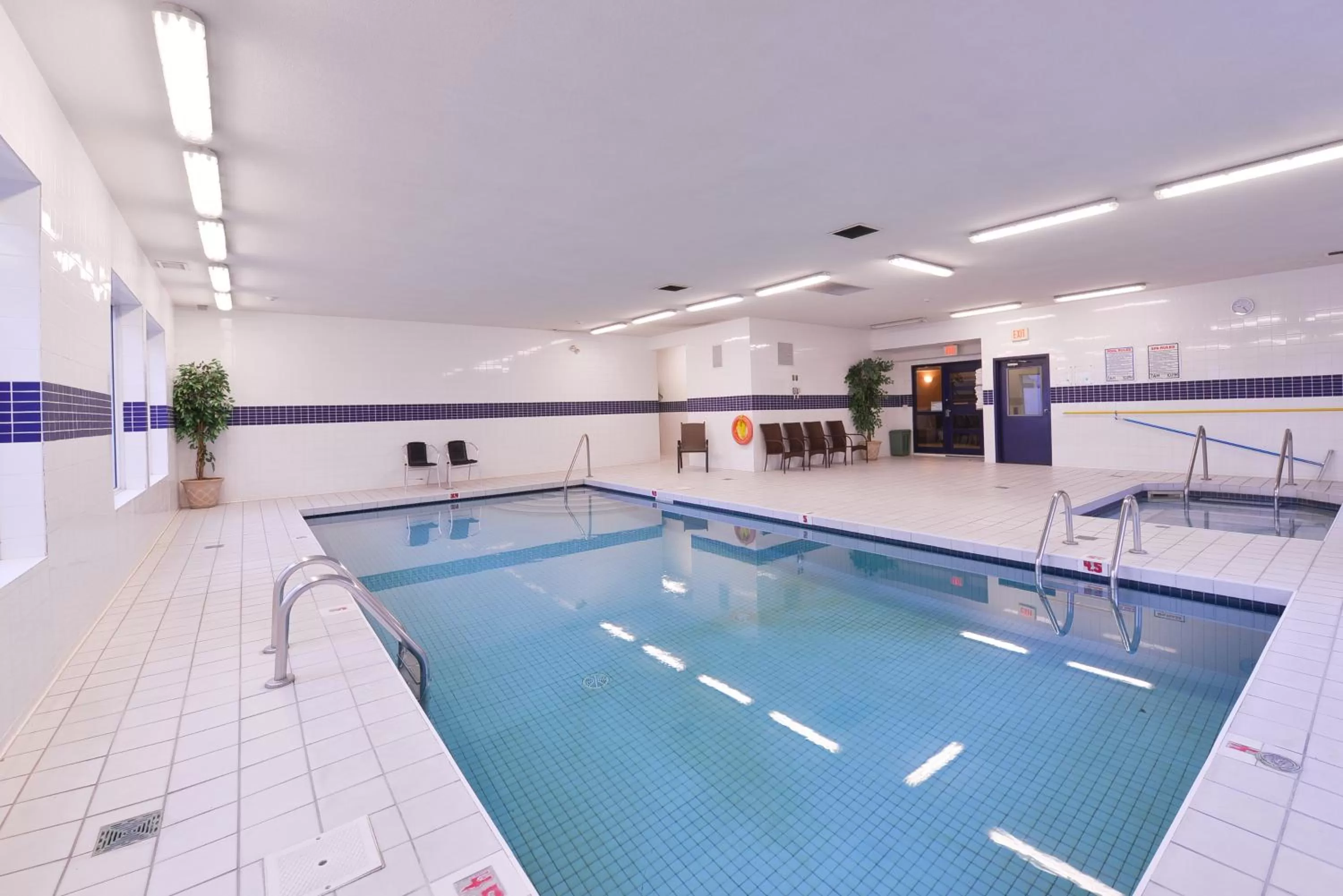 Swimming pool in Prestige Vernon Hotel