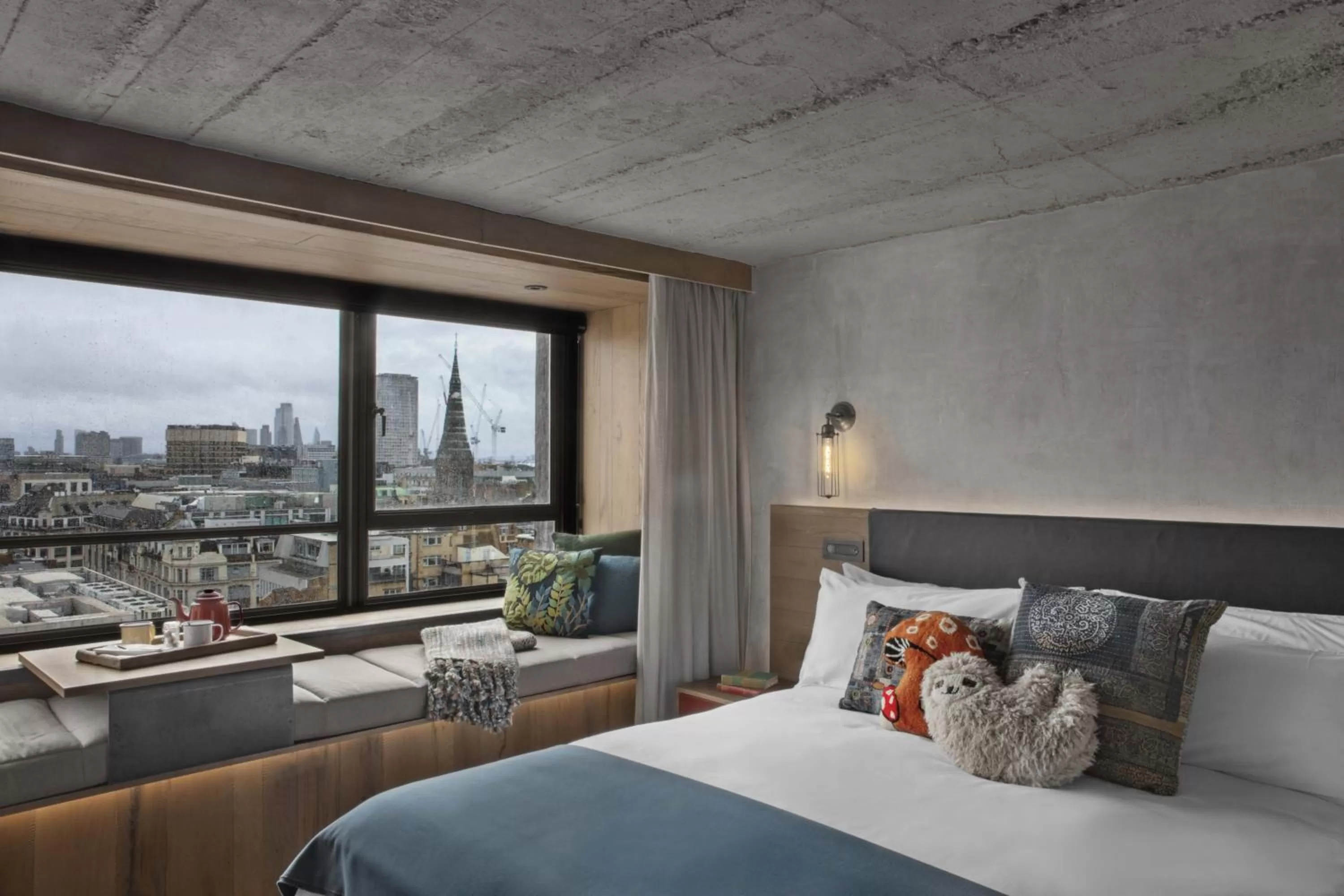 View (from property/room), Bed in Treehouse Hotel London