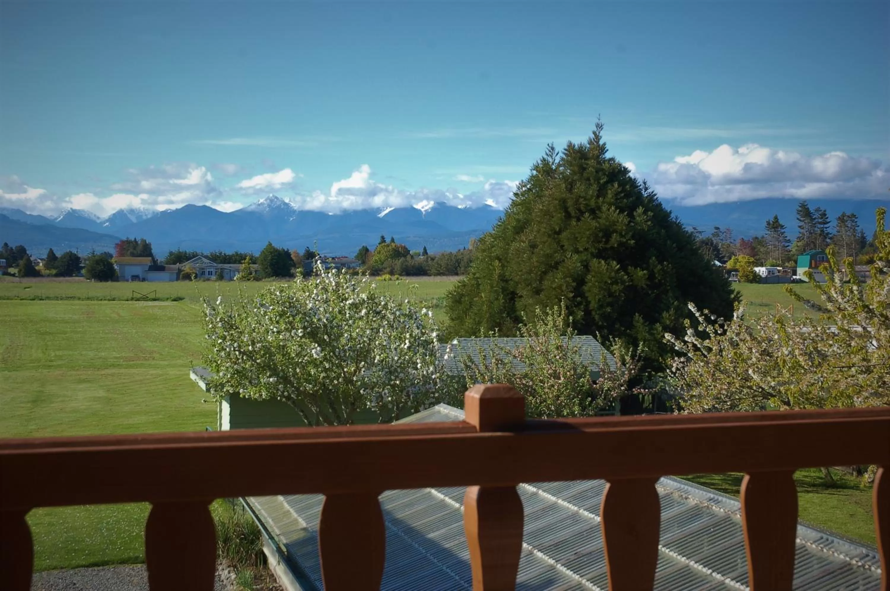 Mountain view in Greenhouse Inn by the Bay