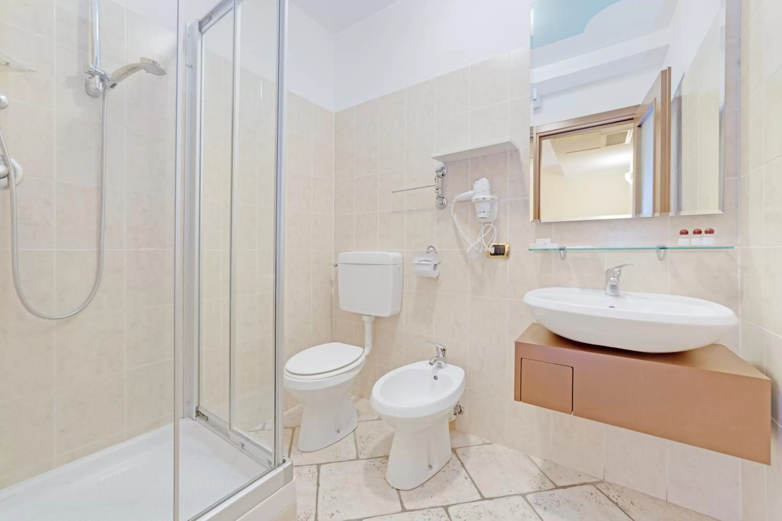 Shower in Hotel Grotto Bagat