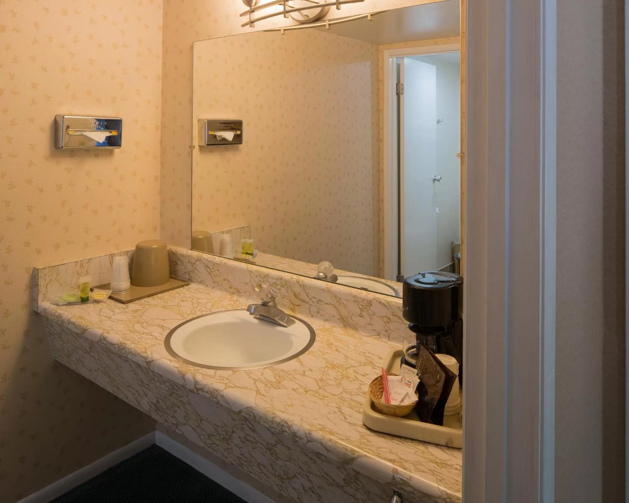 Bathroom in Dunsmuir Inn & Suites Dunsmuir