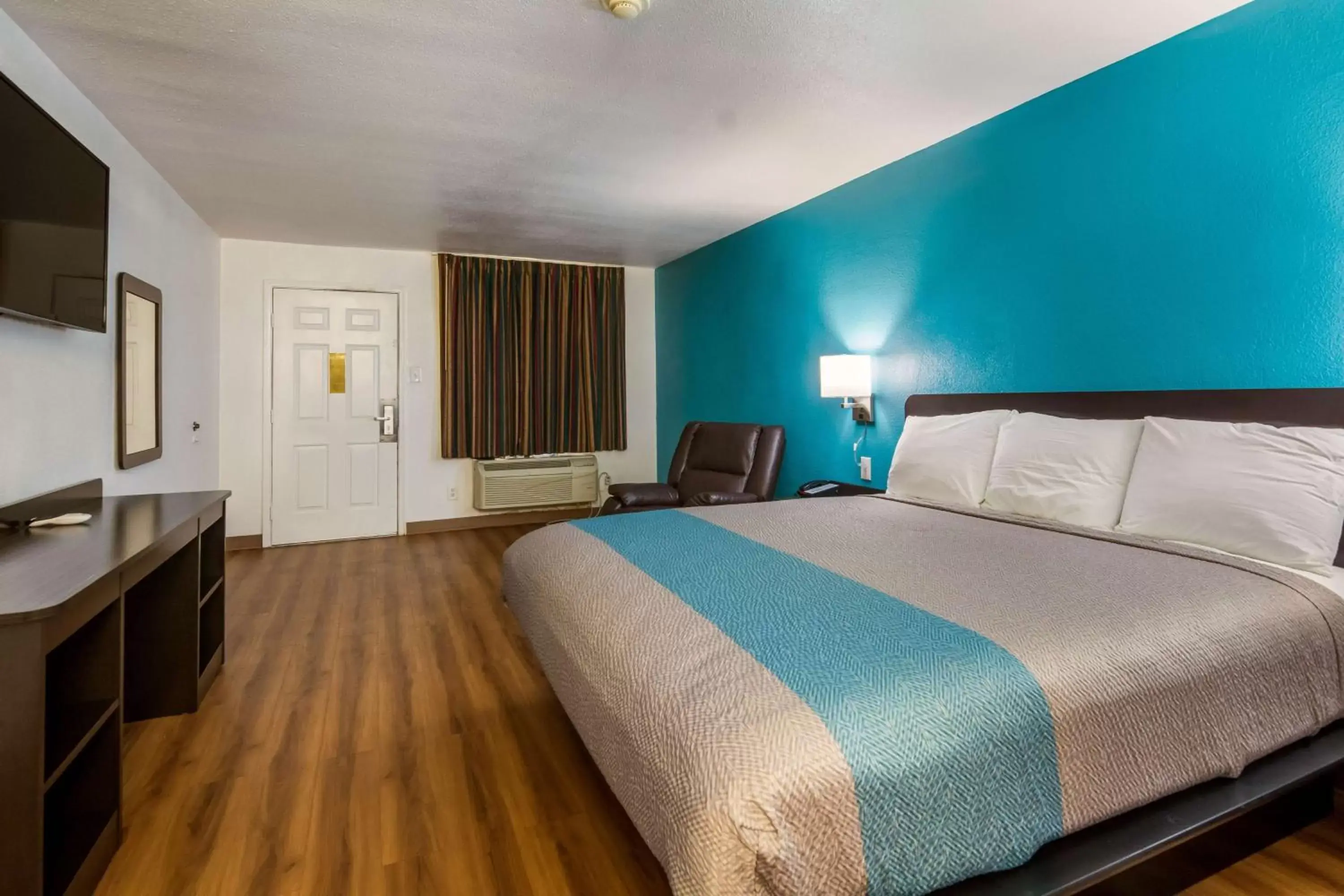 King Room - single occupancy - Disability Access - Non-Smoking in Motel 6-Freeport, TX King Room - single occupancy - Disability Access - Non-Smoking in Motel 6-Freeport, TX
