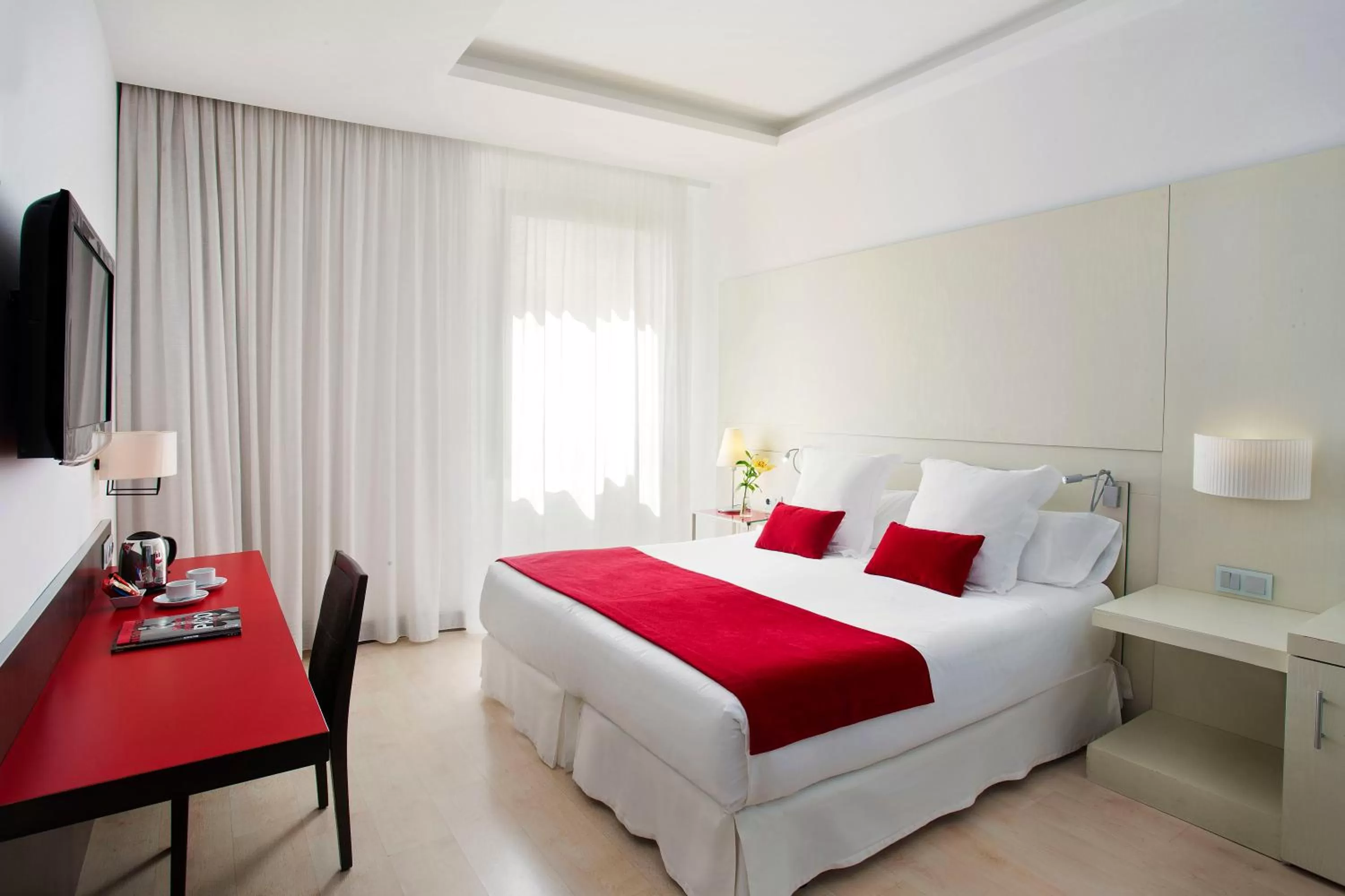 Photo of the whole room, Bed in Grupotel Gran Via 678