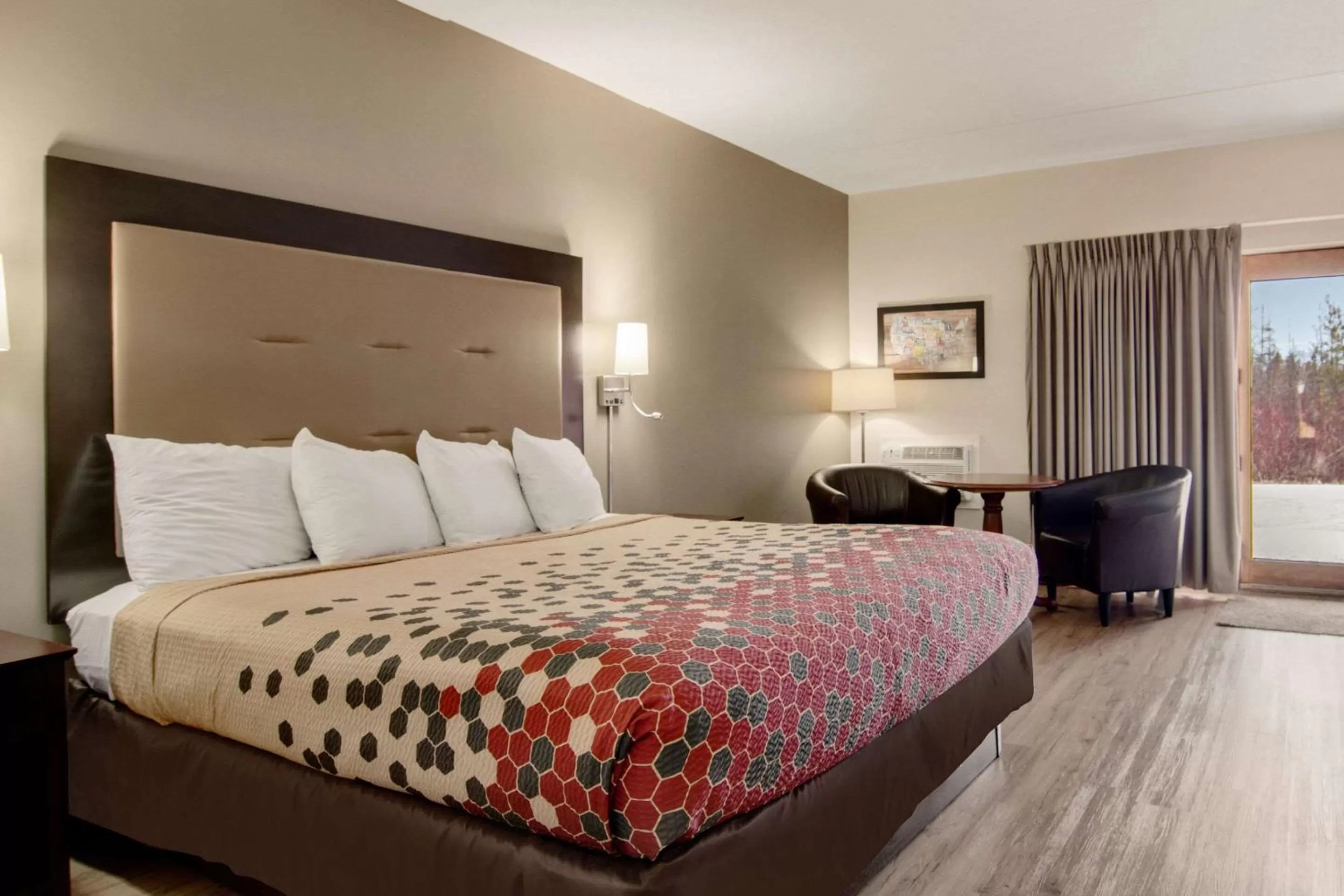 Photo of the whole room, Bed in Econo Lodge Cadillac by Choice