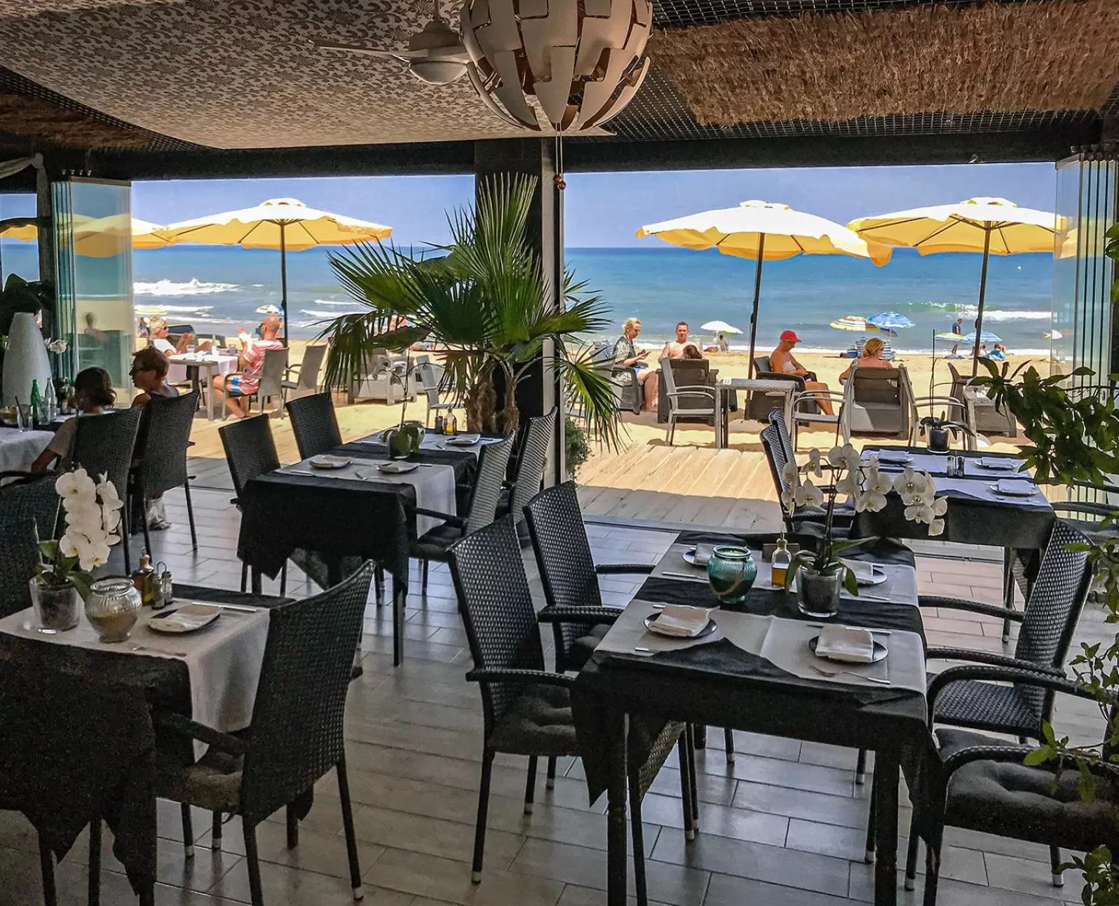 Restaurant/places to eat in Lloyds Beach Club