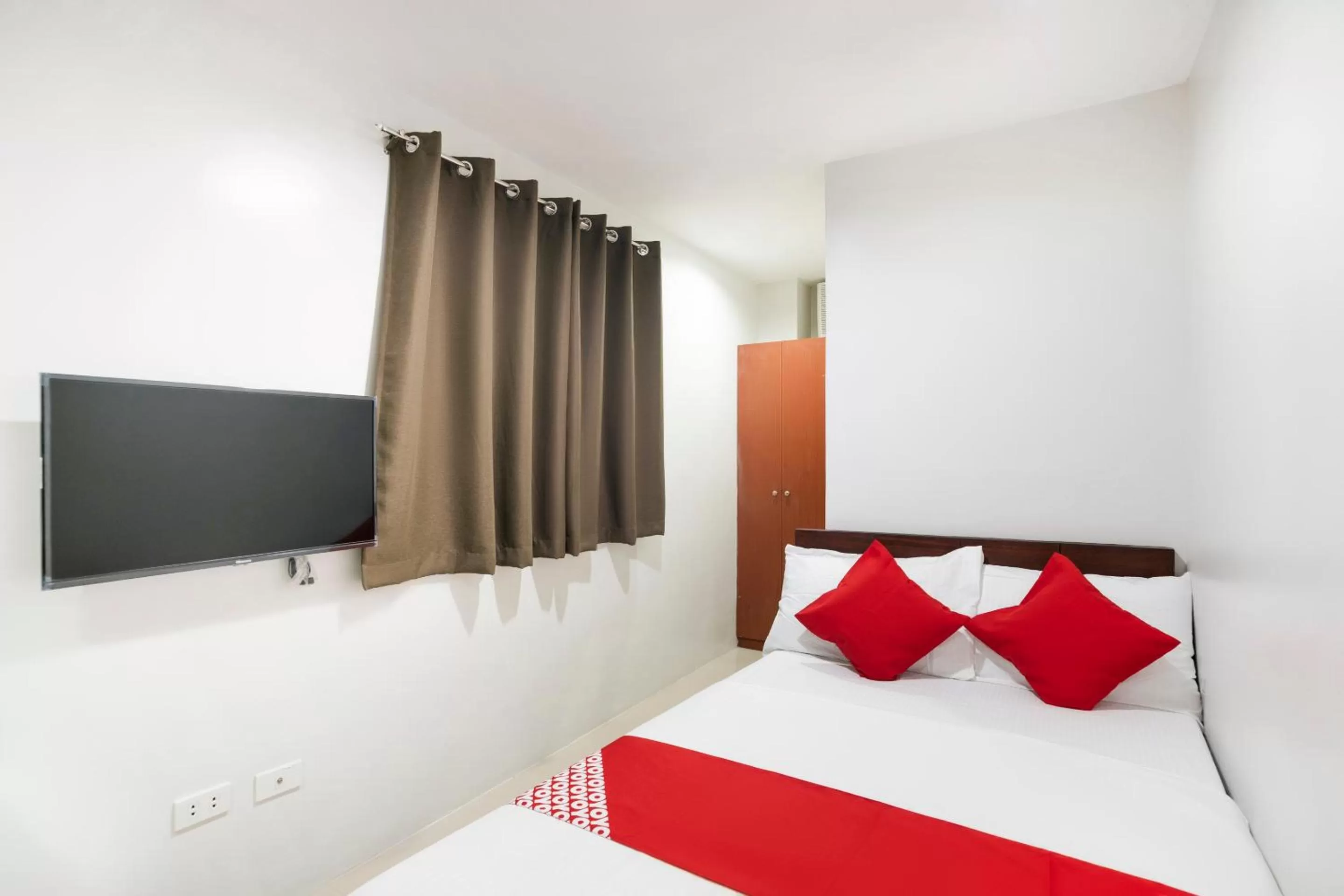 Bedroom, TV/Entertainment Center in ELTI DORMITEL by BLUEBOOKERS