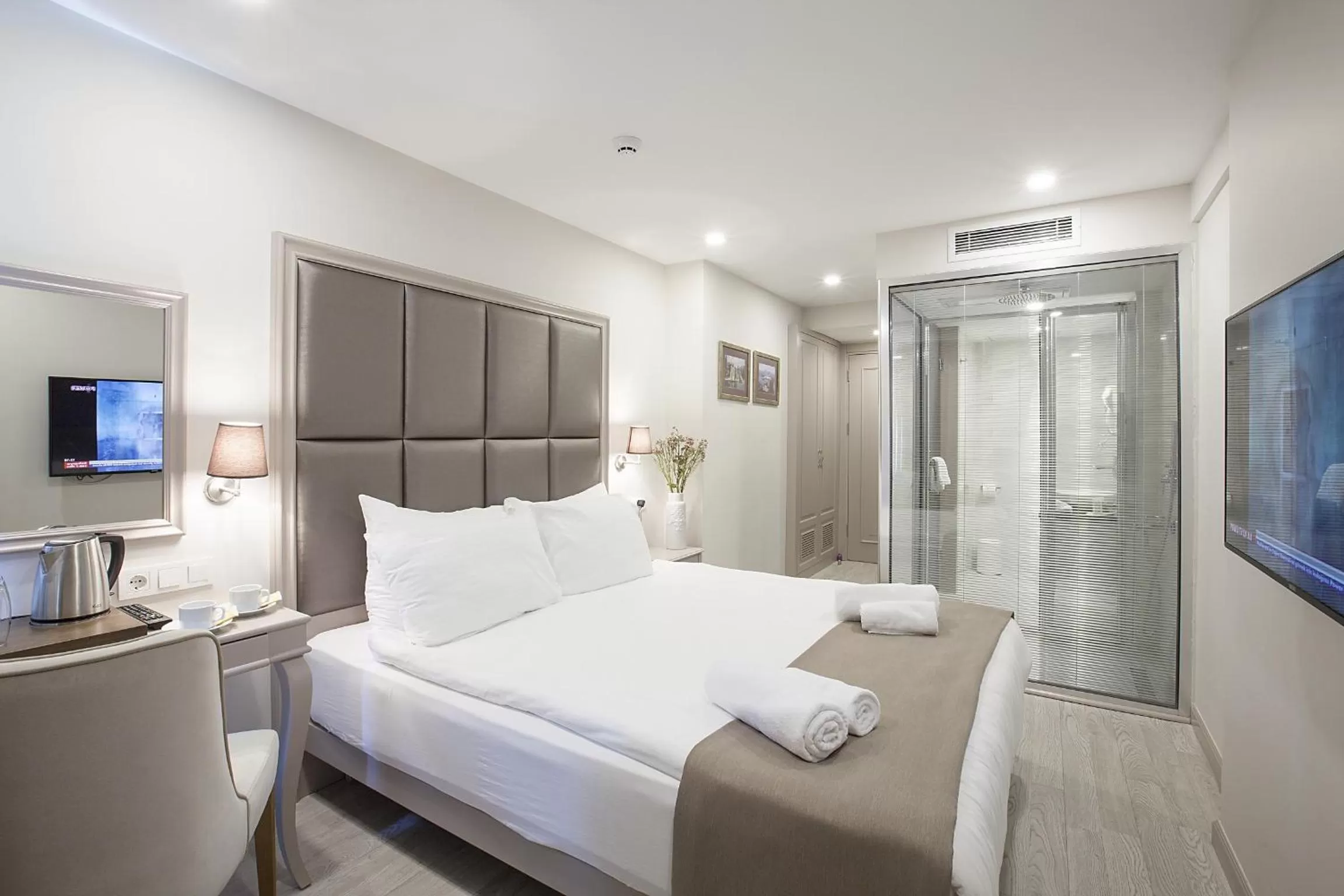 Photo of the whole room, Bed in Perla Galata Hotel