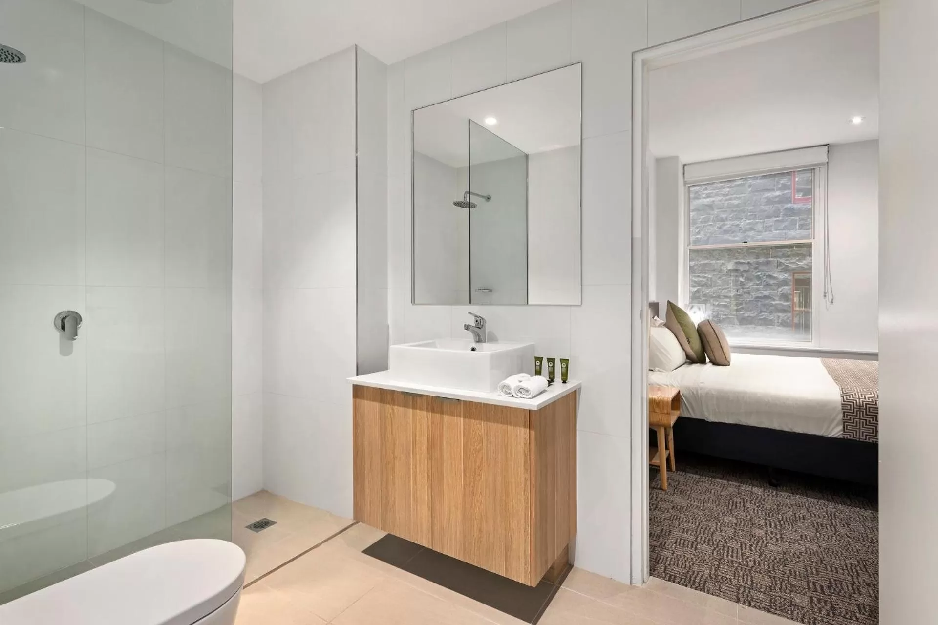 Bathroom, Bed in Quest on William