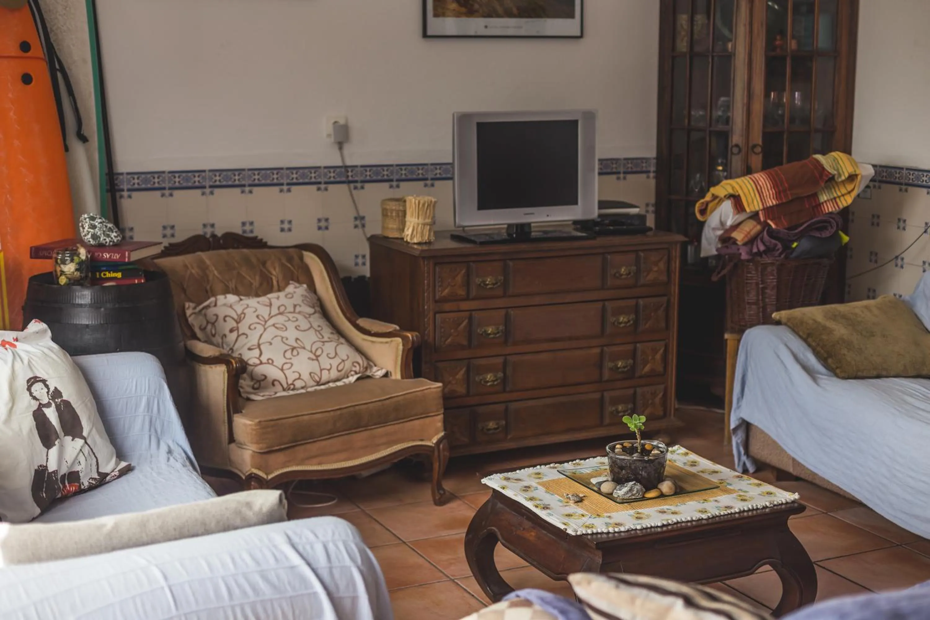 Communal lounge/ TV room in Ericeira Chill Hill Hostel & Private Rooms - Peach Garden