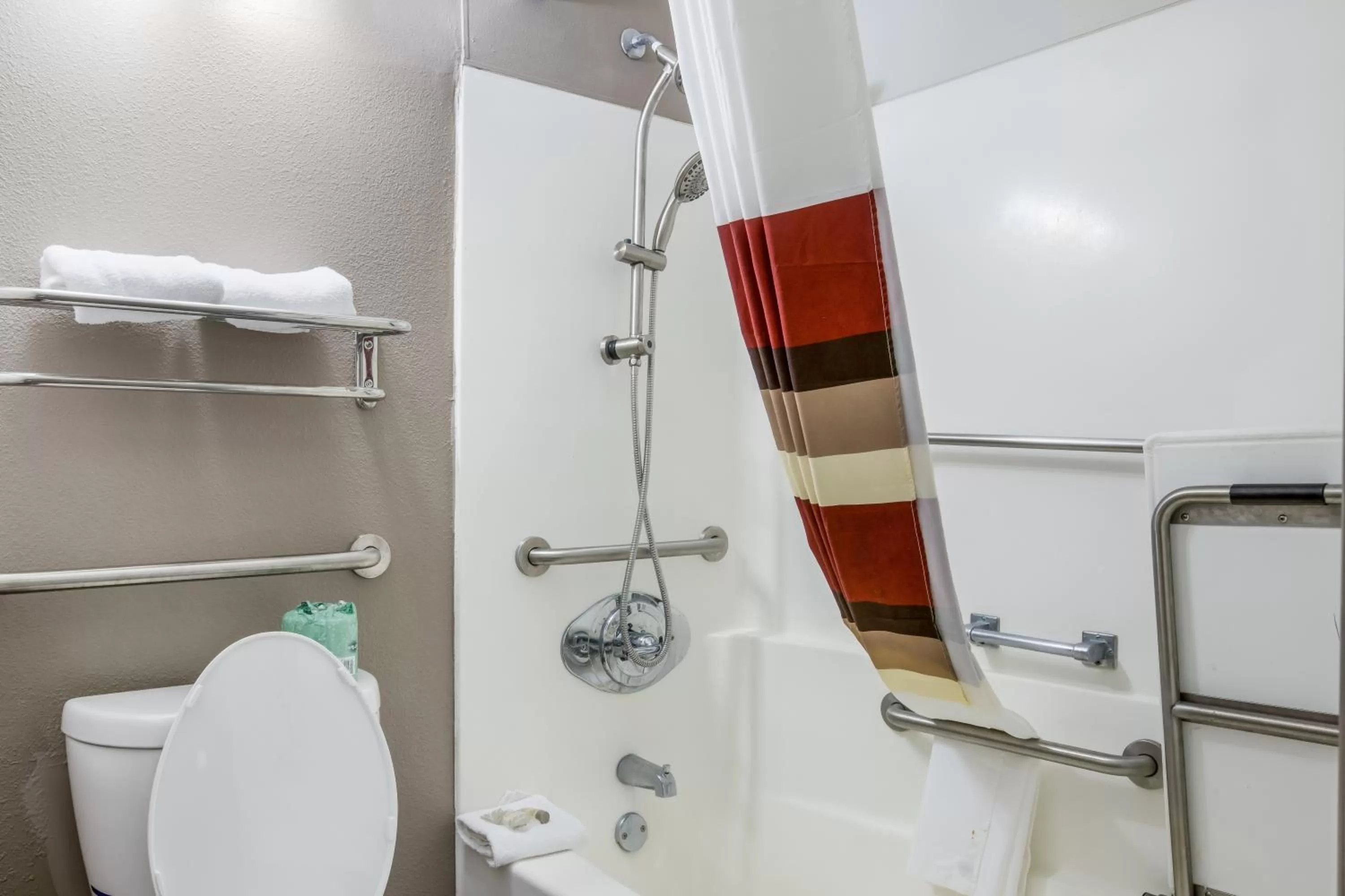 Bathroom in Red Roof Inn Savannah - Richmond Hill I-95