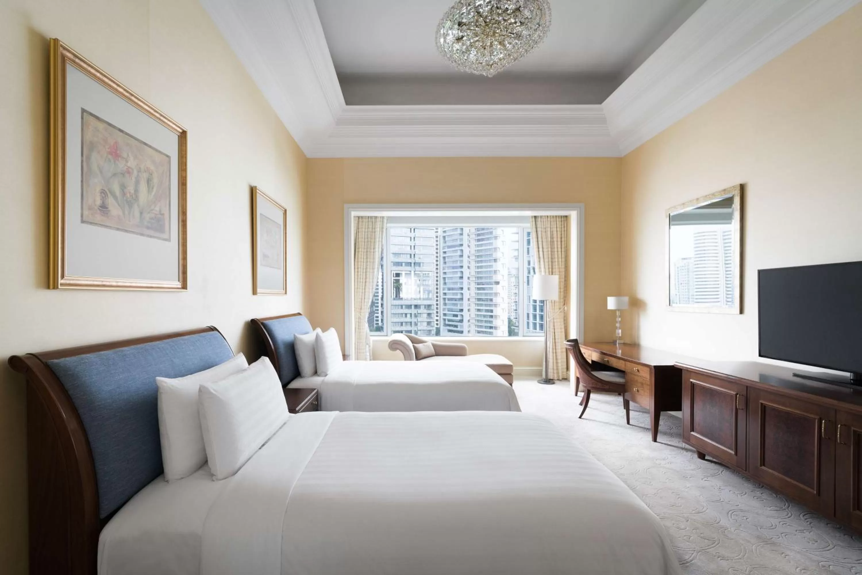 Photo of the whole room, Bed in Shangri-La Singapore