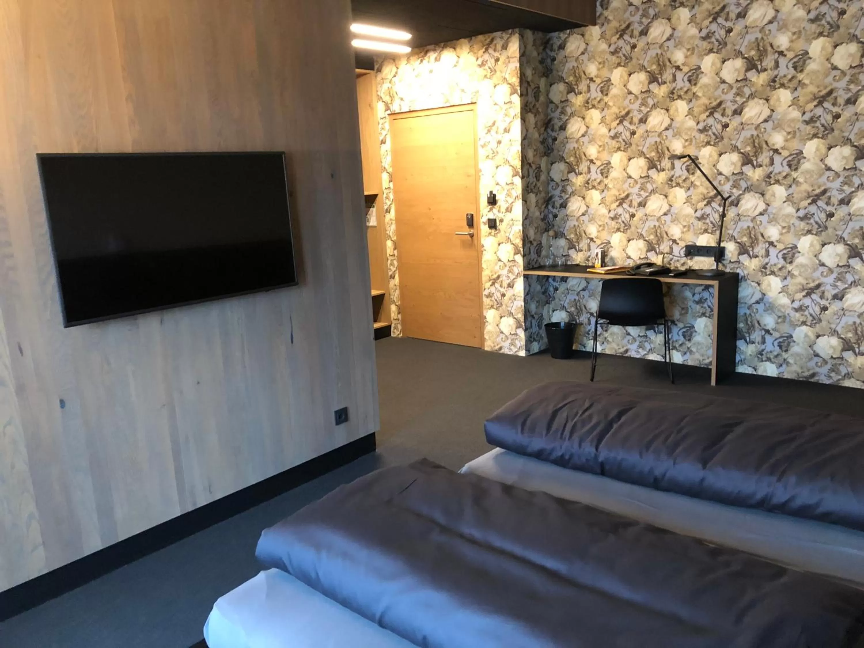 Bedroom, TV/Entertainment Center in bäck stage
