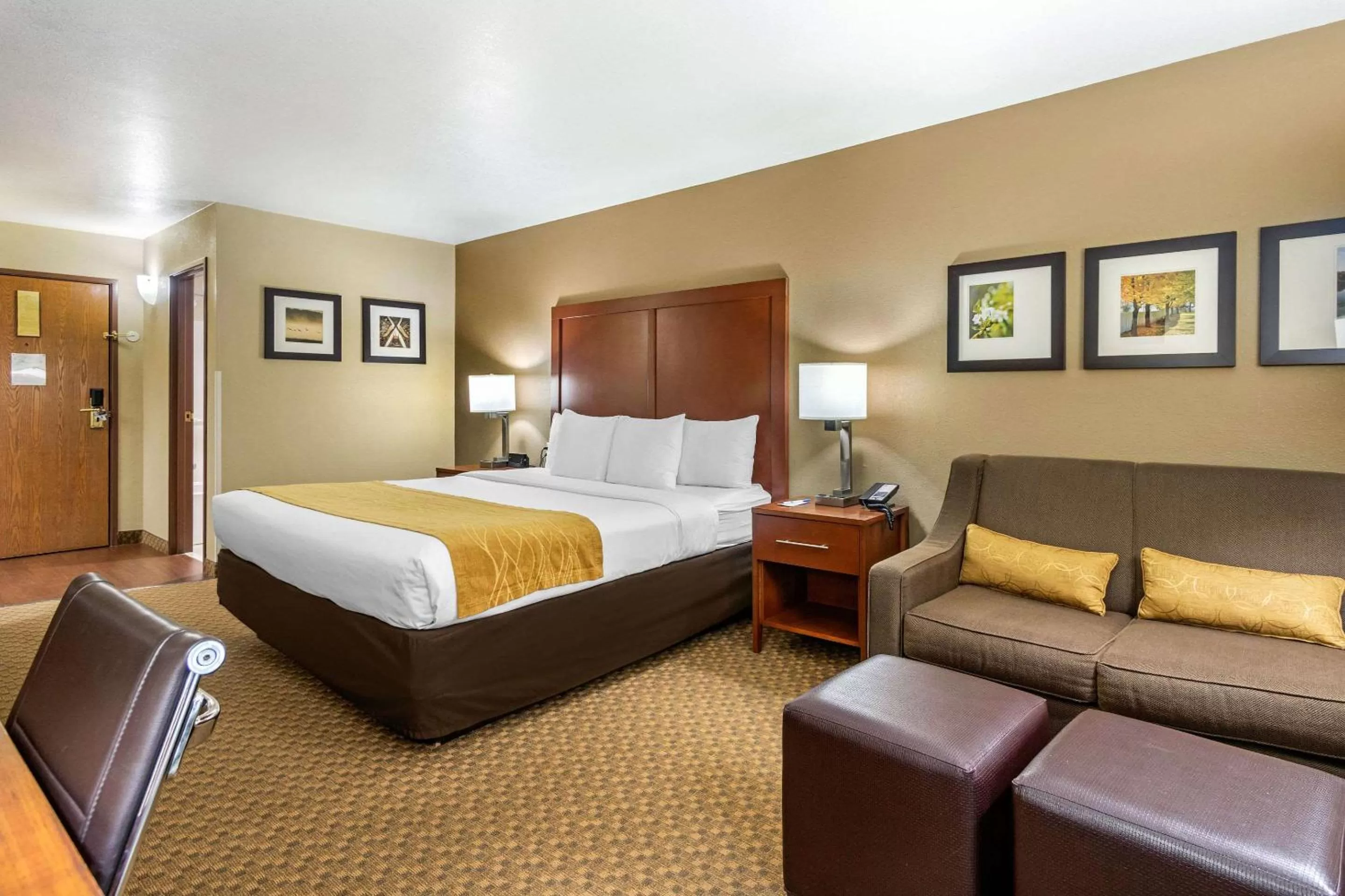 Photo of the whole room, Bed in Comfort Inn & Suites Springfield I-44