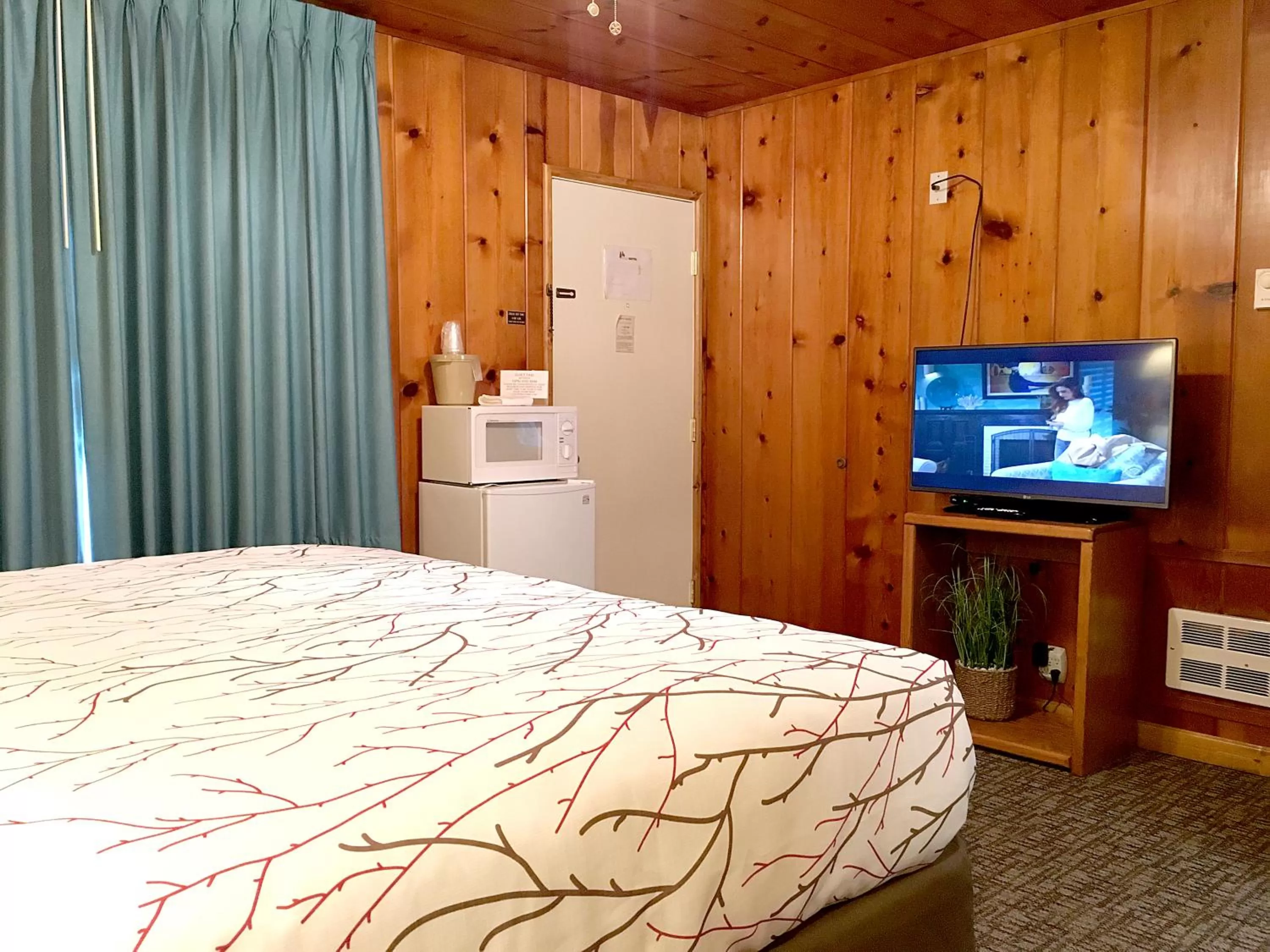 Bed in Park Motel and Cabins