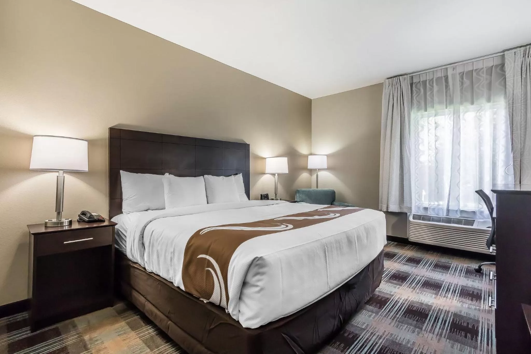 Bed in Quality Inn Pleasant View