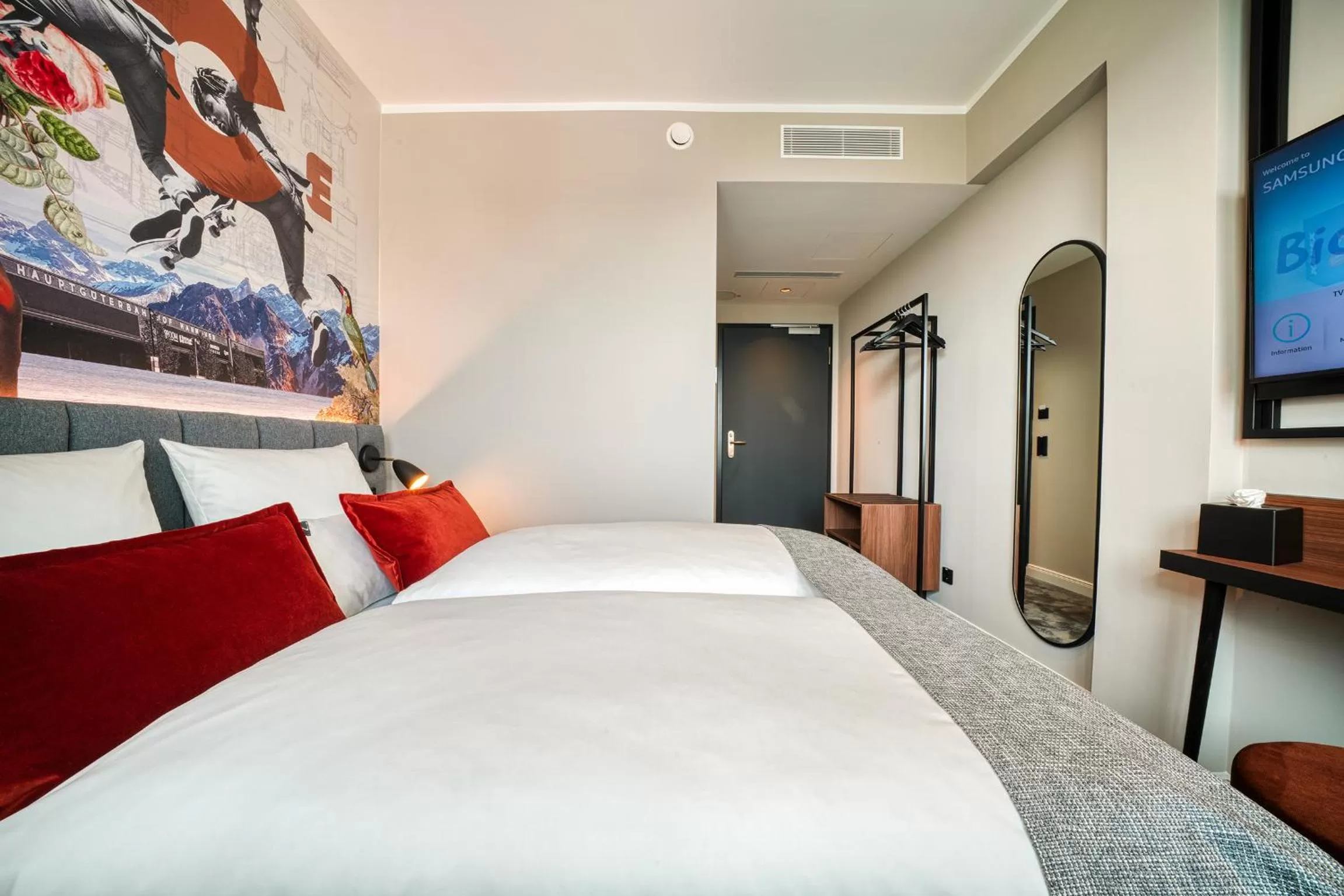 Photo of the whole room, Bed in NYCE Hotel Hannover