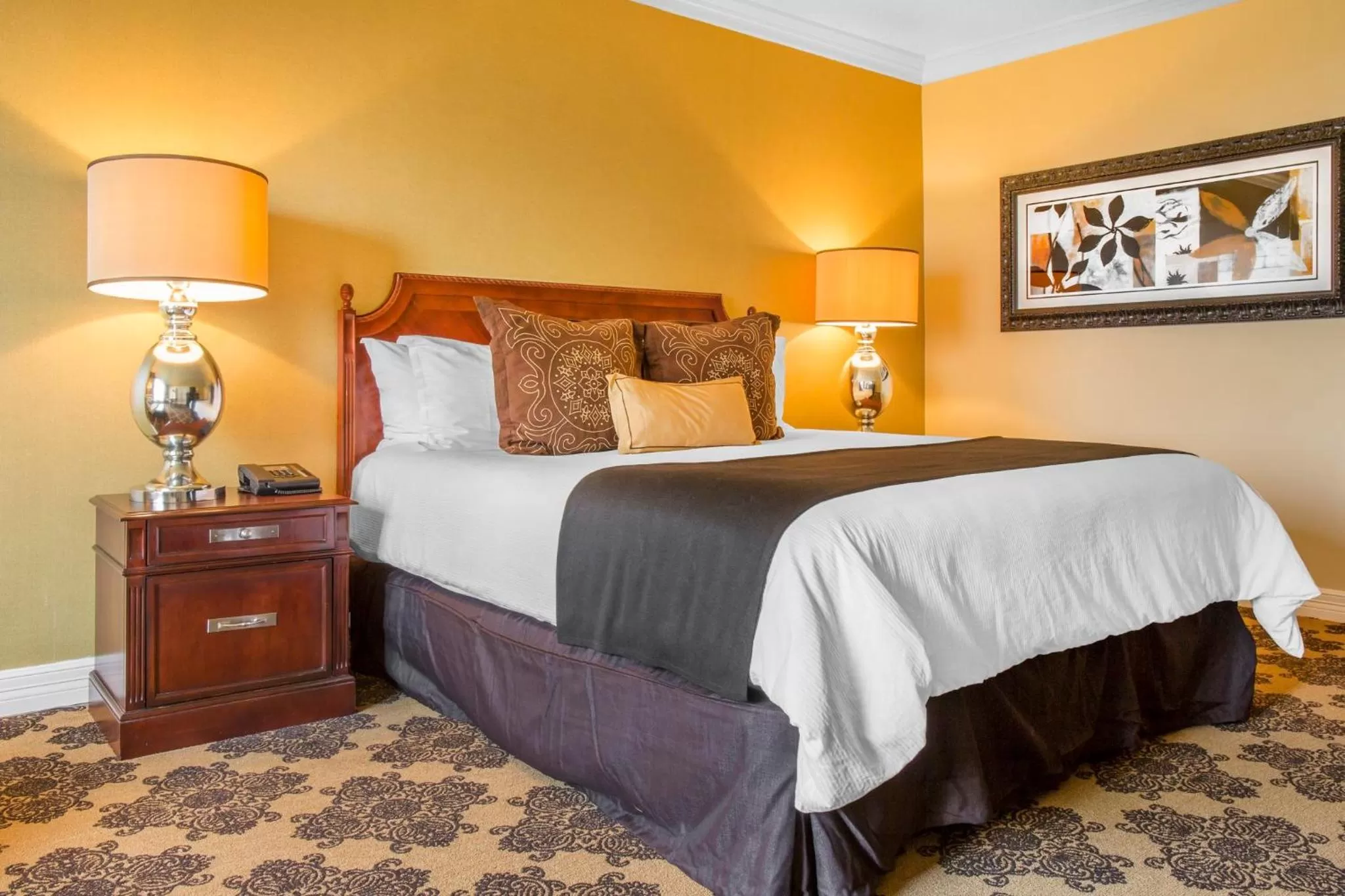 Bed in Omni Houston Hotel