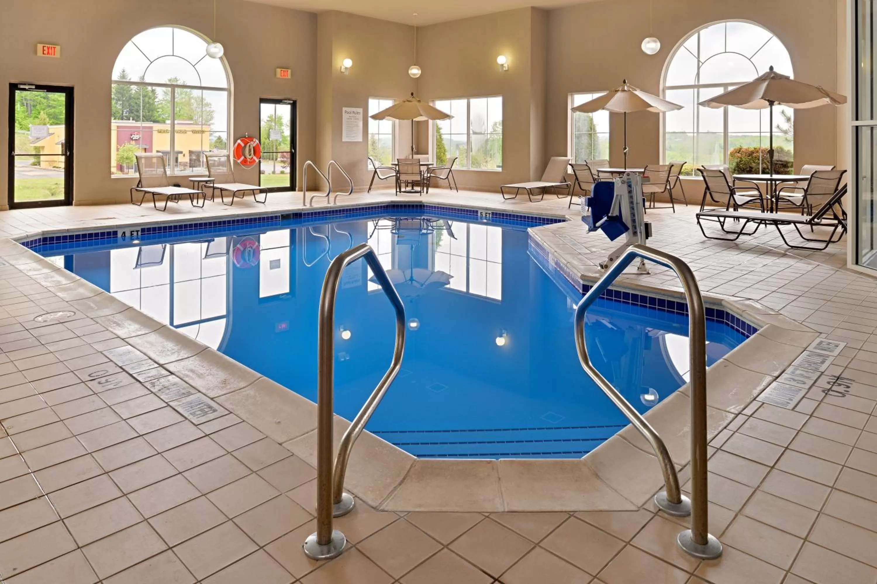 Swimming pool in Holiday Inn Express & Suites St Marys by IHG
