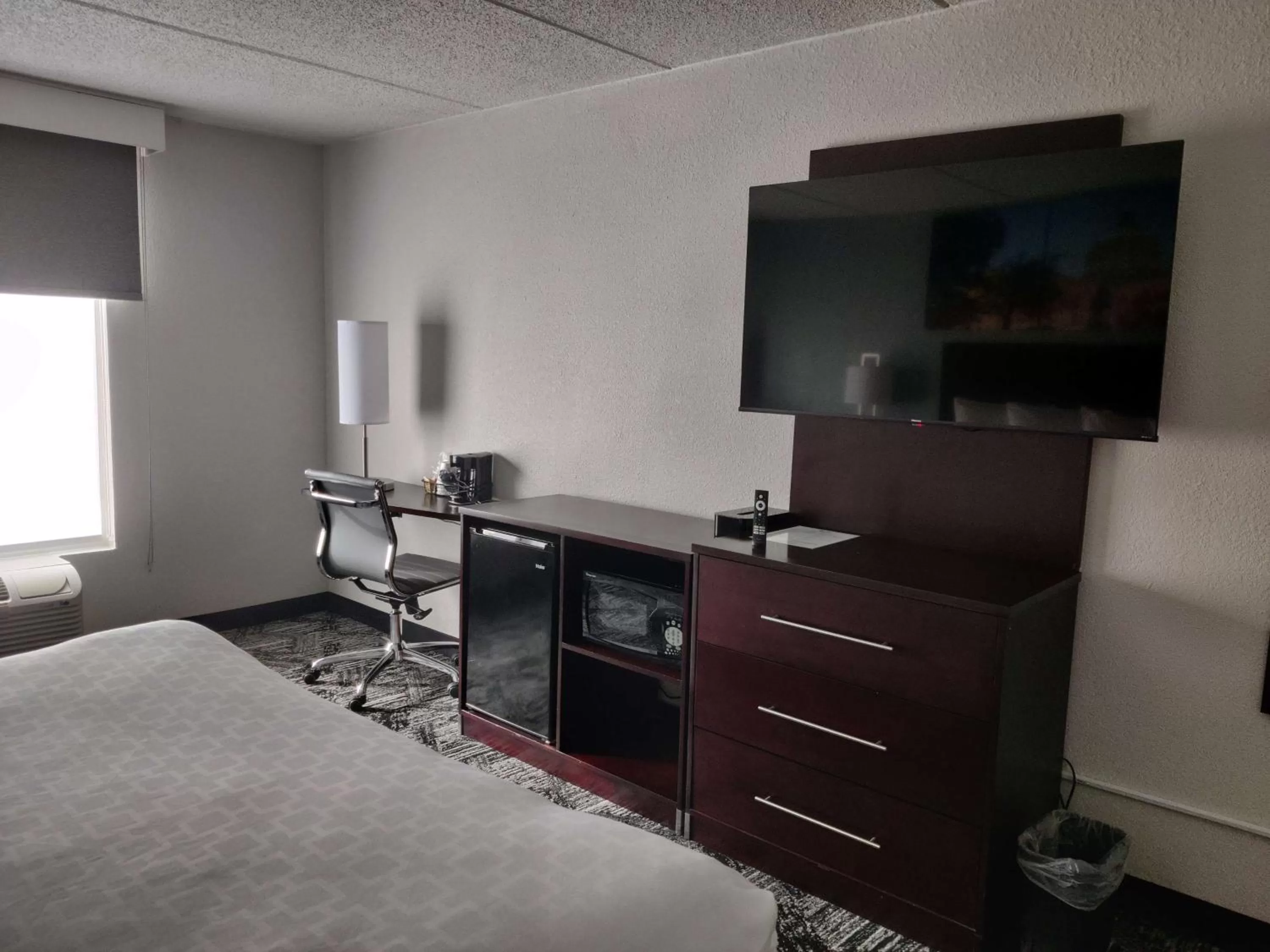 King Room with Roll-In Shower - Disability Access/Non-Smoking in Best Western Atlanta Cumberland Galleria Hotel