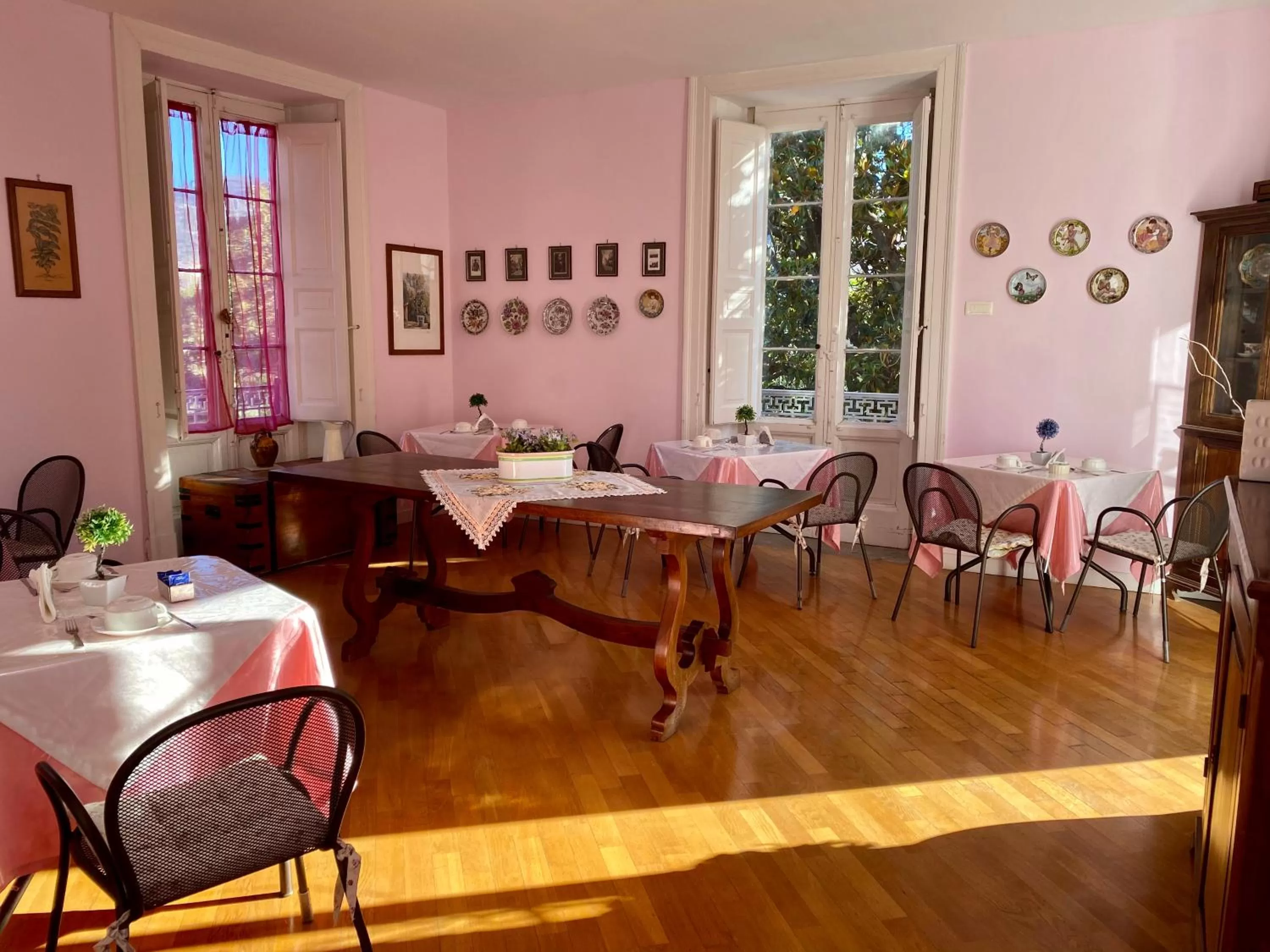 Communal lounge/ TV room in The Secret Garden Relais