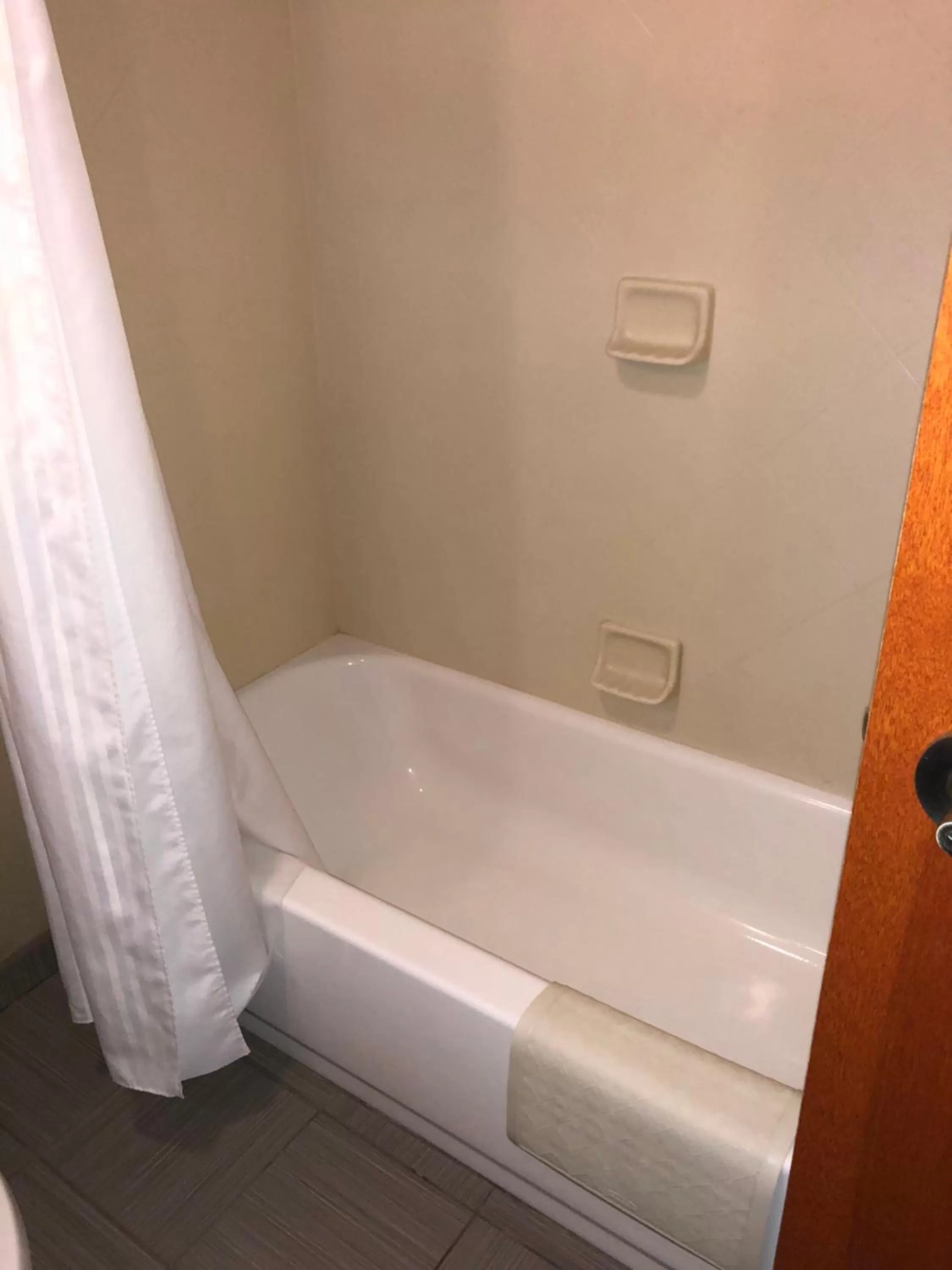 Countryview Inn & Suites