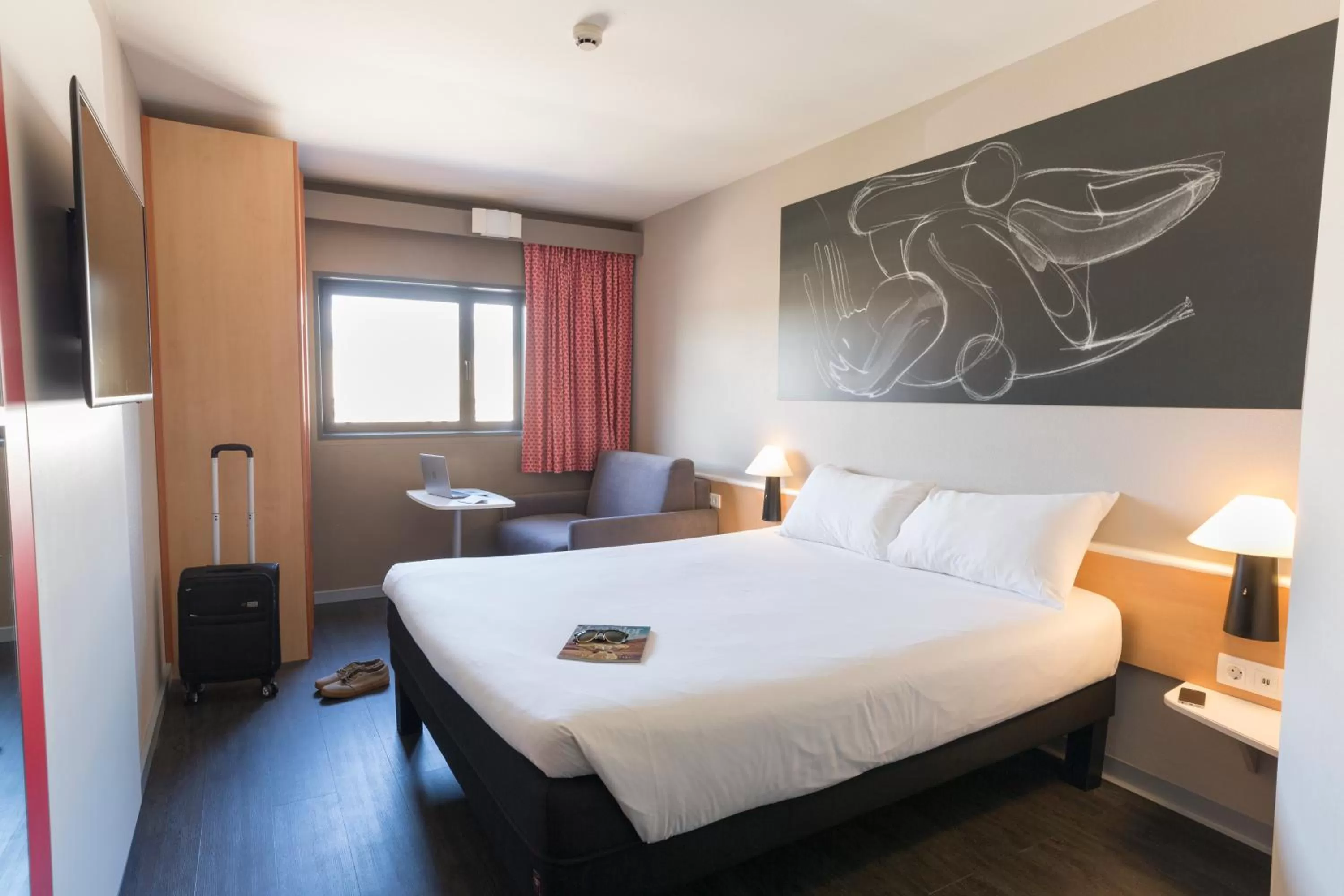 Bedroom, Bed in Ibis Valencia Bonaire Aeropuerto