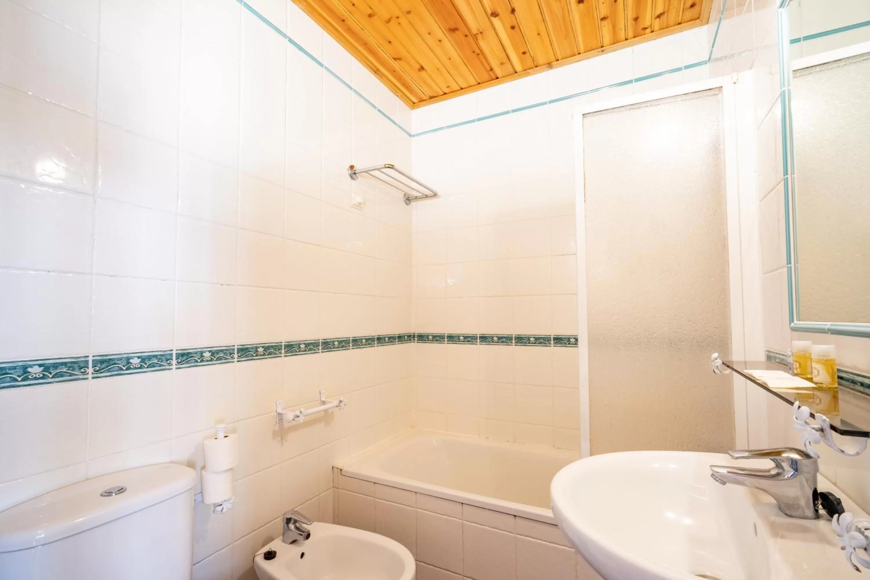 Bathroom in Hotel Mar e Sol VNMF by Umbral