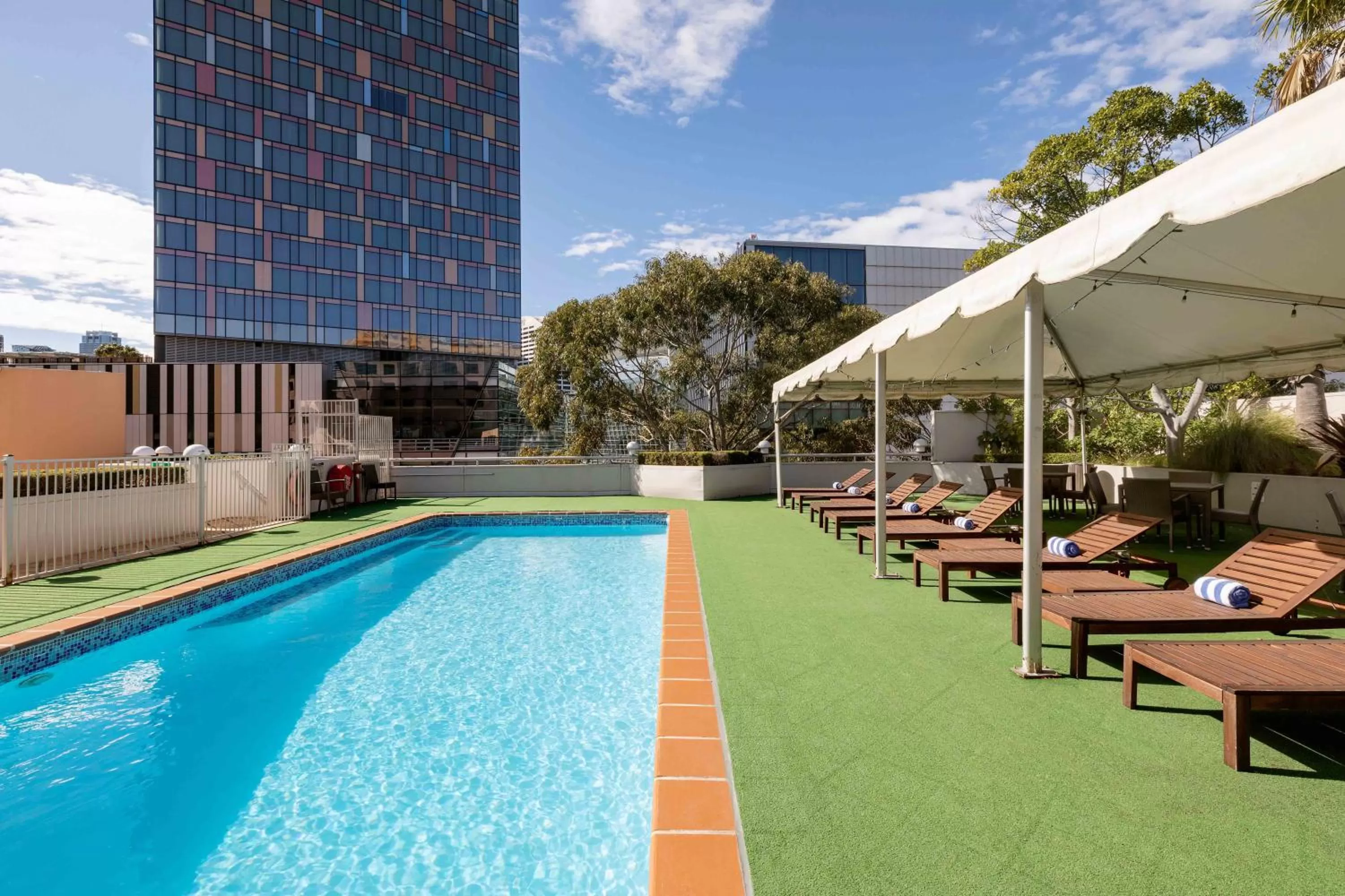 Swimming pool in Novotel Sydney Darling Harbour