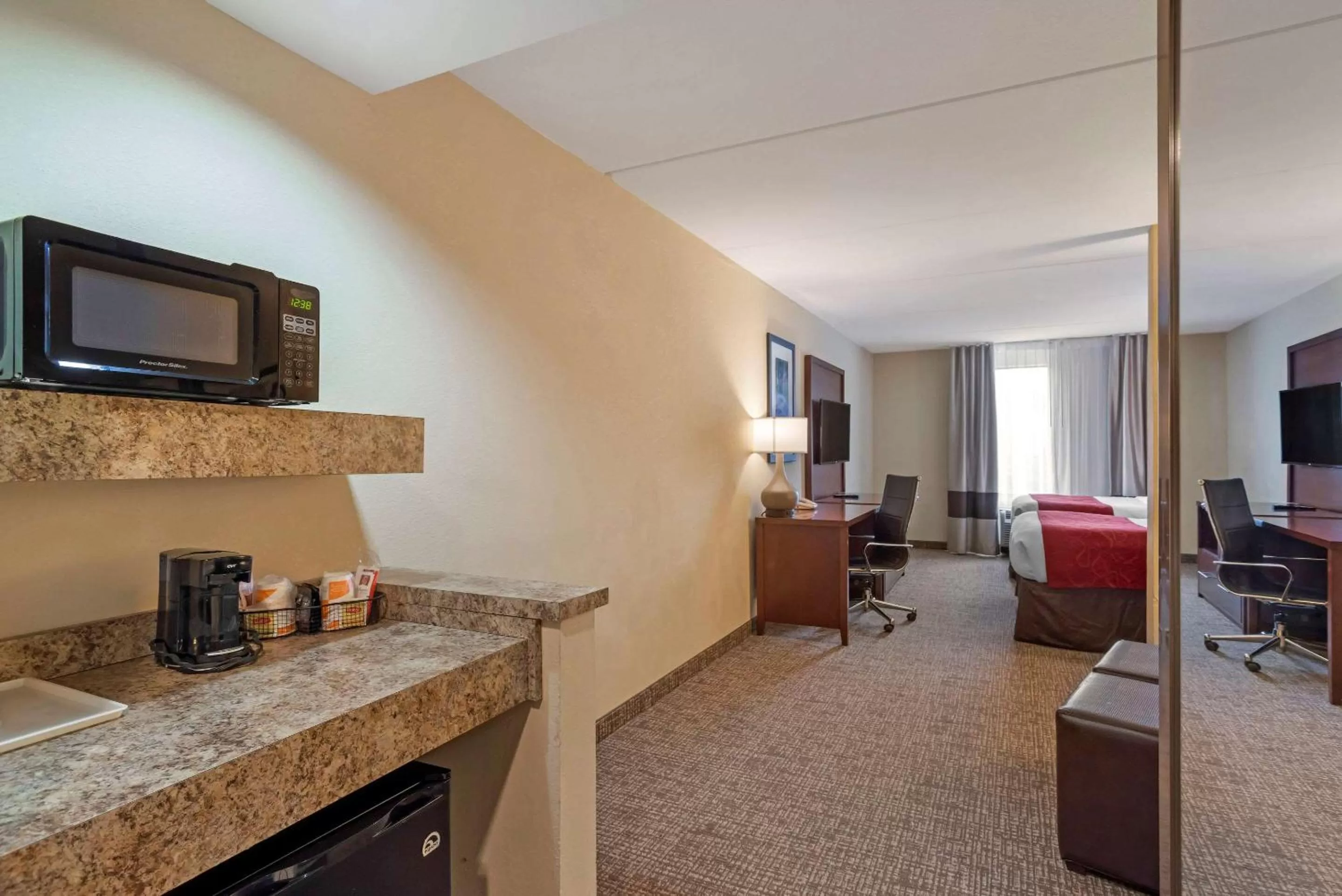 Photo of the whole room, Bed in Comfort Suites Fredericksburg North