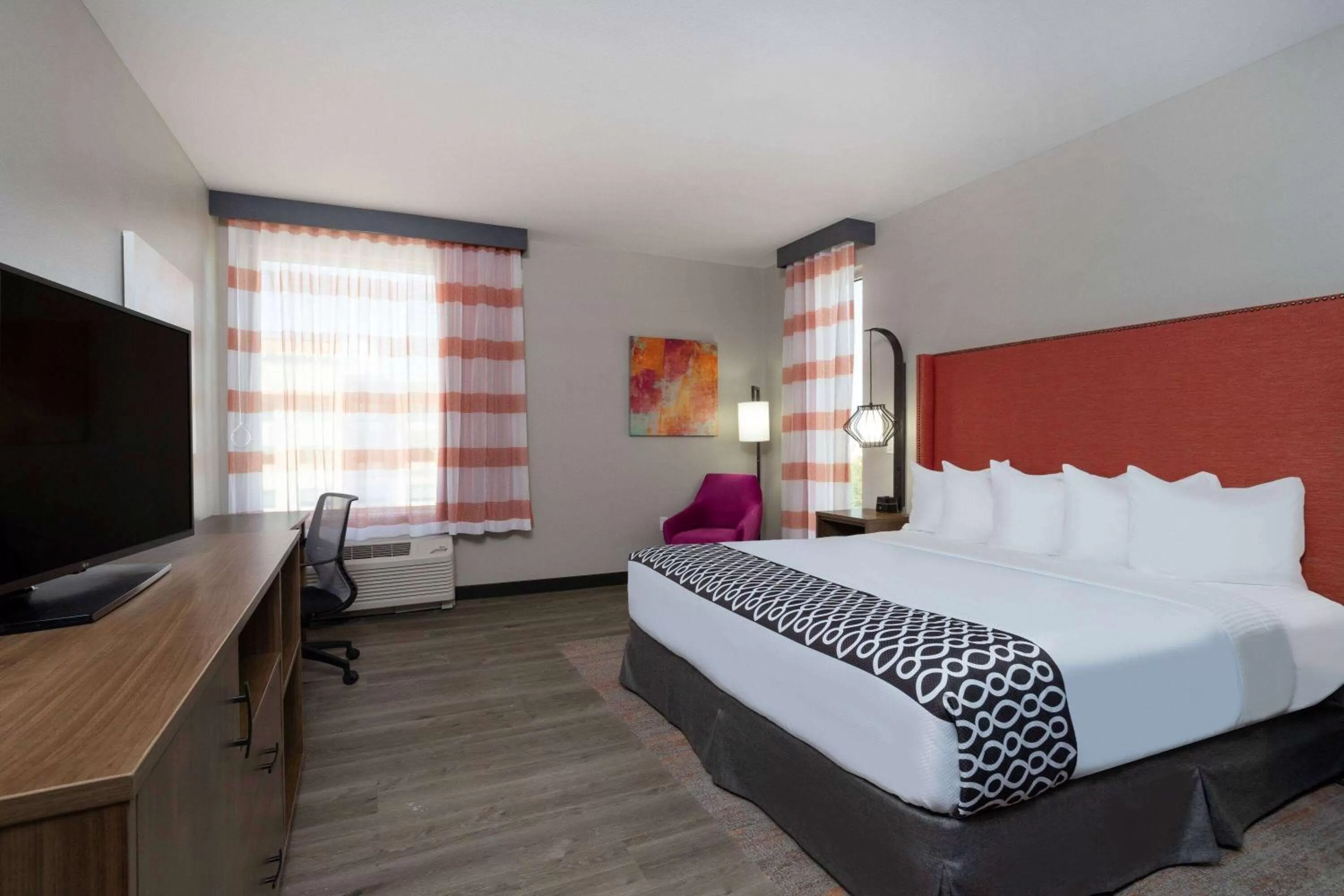 Bedroom, Bed in La Quinta Inn & Suites by Wyndham Pflugerville