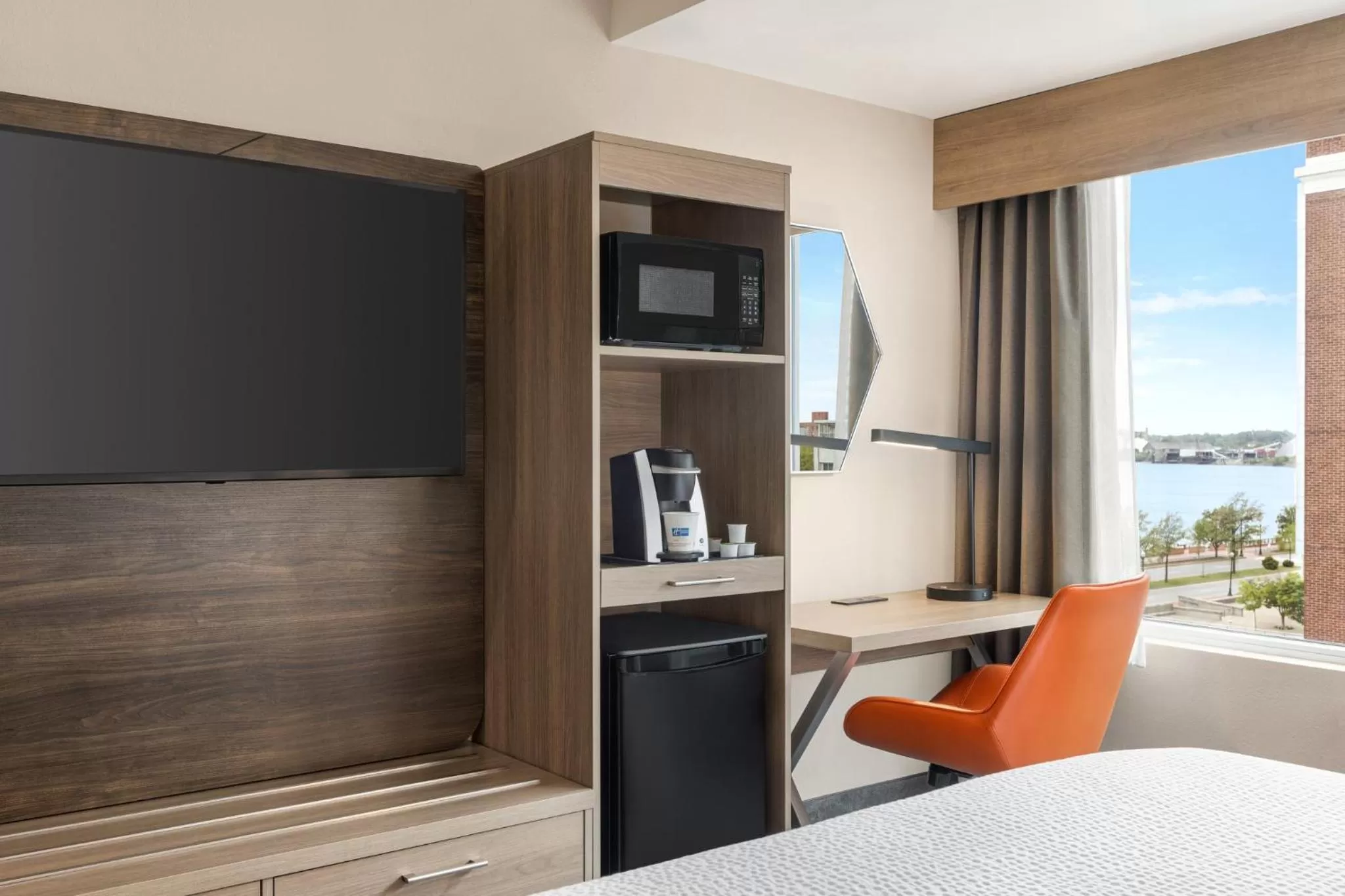 Photo of the whole room, Bed in Holiday Inn Express & Suites Evansville Downtown by IHG