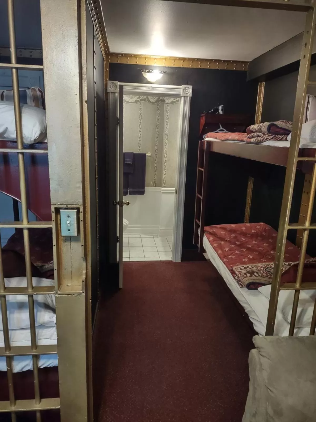 Bathroom, Bunk Bed in The King George Inn