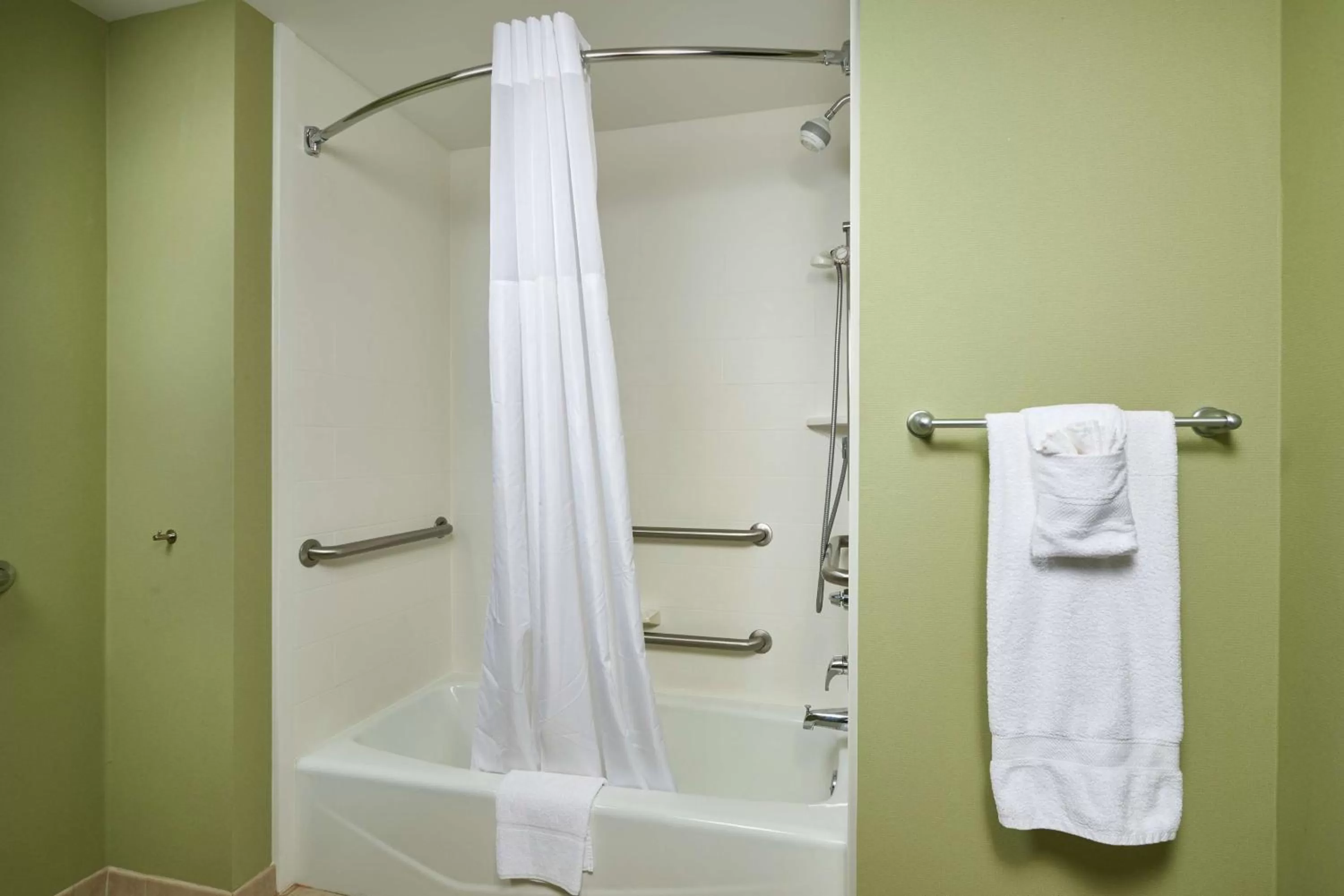 Bathroom in Hampton Inn Bermuda Run / Advance