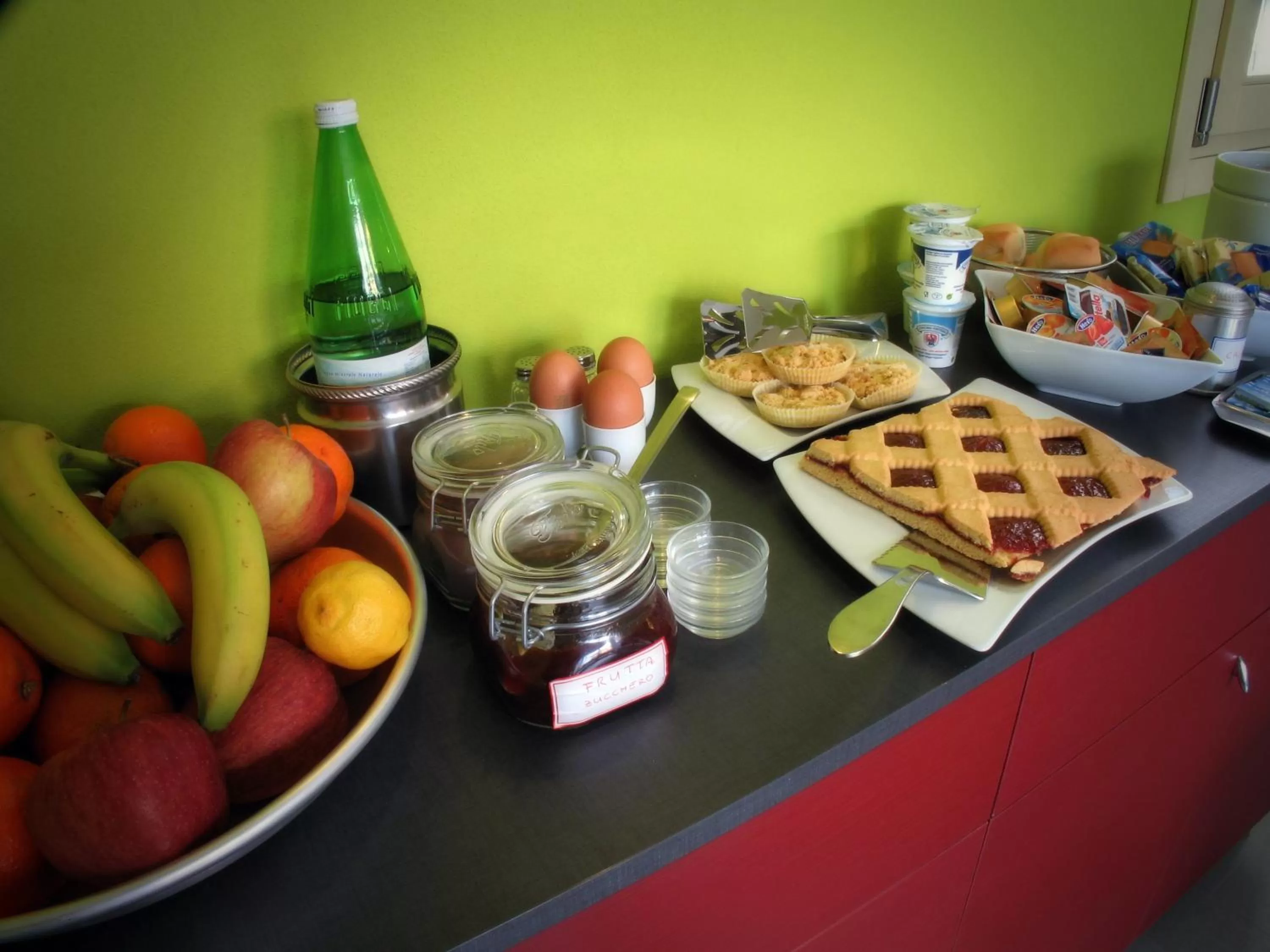 Buffet breakfast in 6 Porte Guesthouse