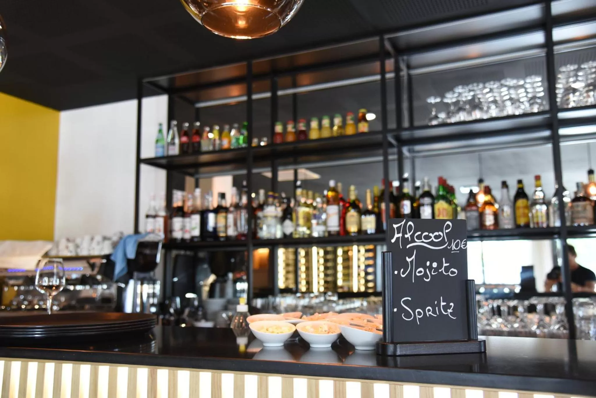 Lounge or bar in Holiday Inn Dijon Sud - Longvic by IHG