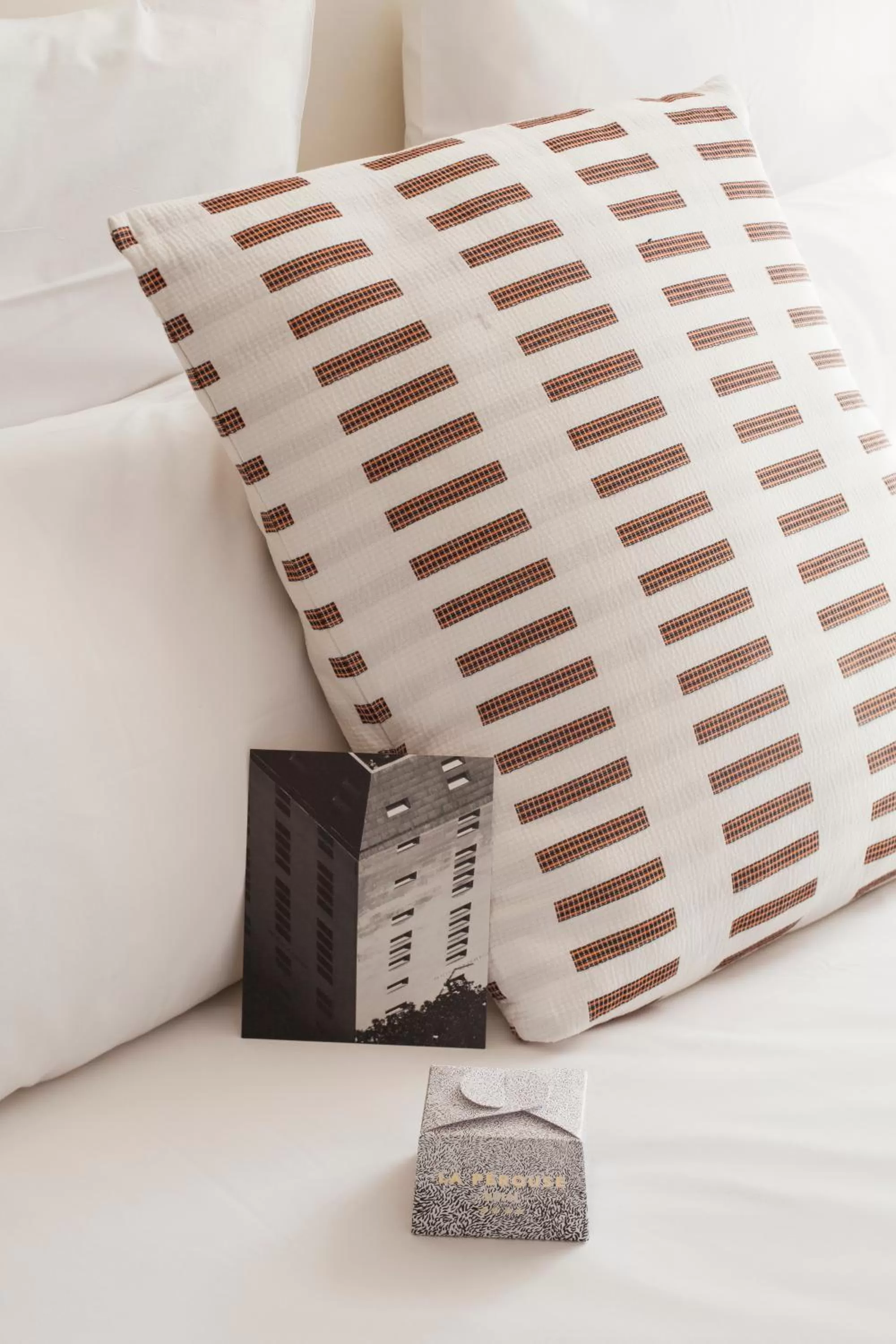 Bed in Hôtel La Pérouse